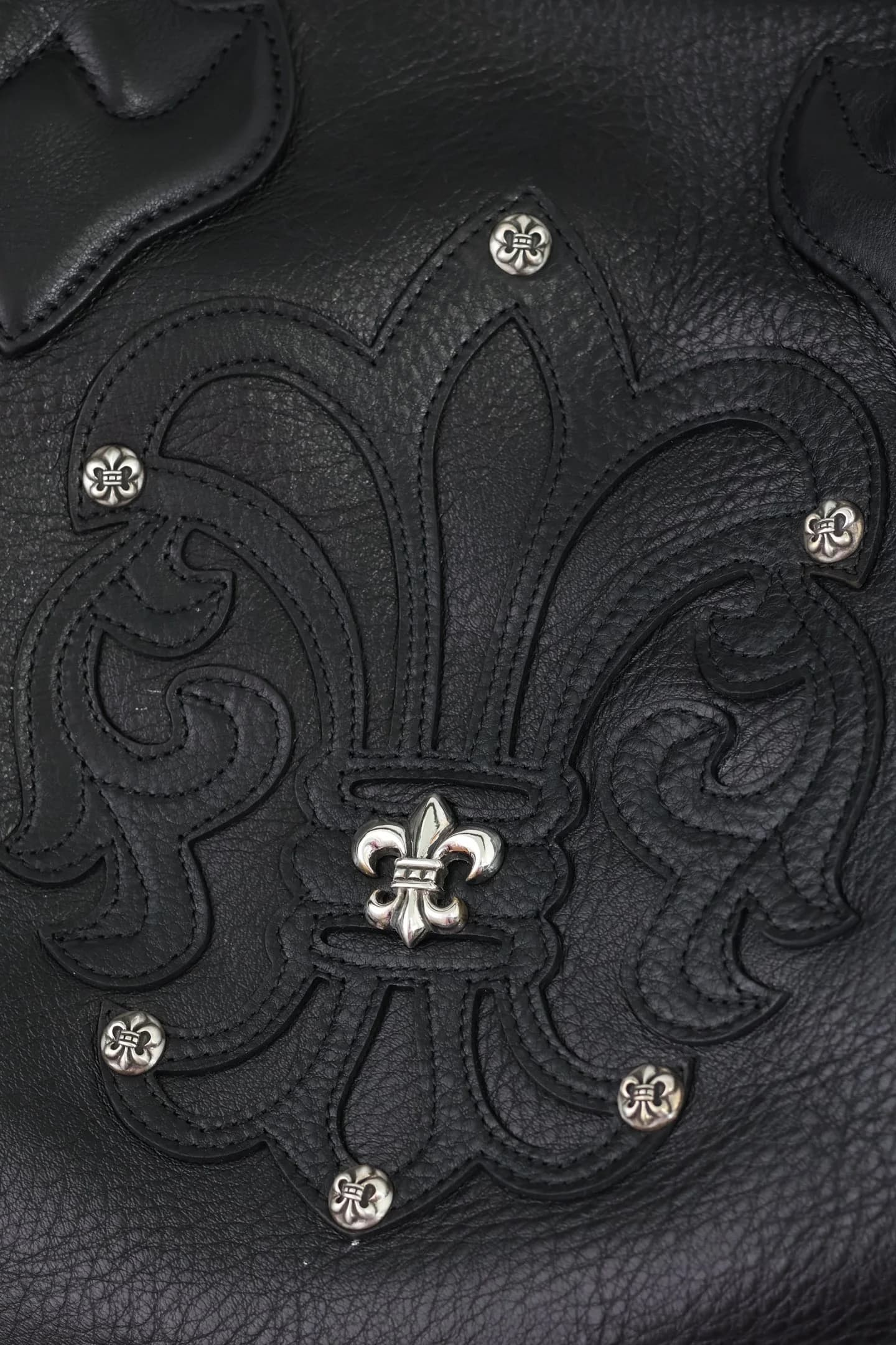 Крупный план аппликации геральдической лилии Fleur-de-lis с серебряными деталями