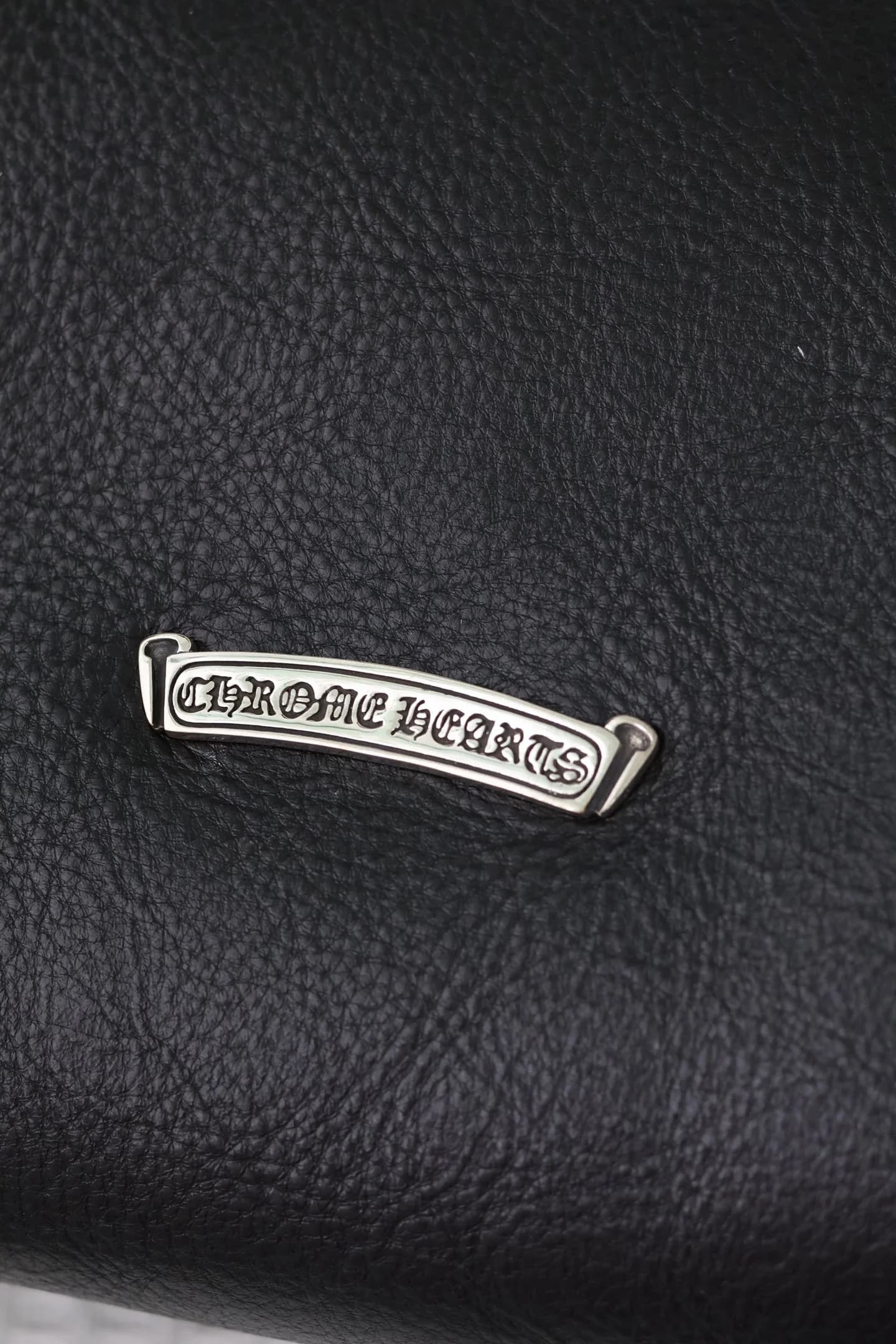 Серебряная накладка Chrome Hearts 925 пробы на задней стороне сумки