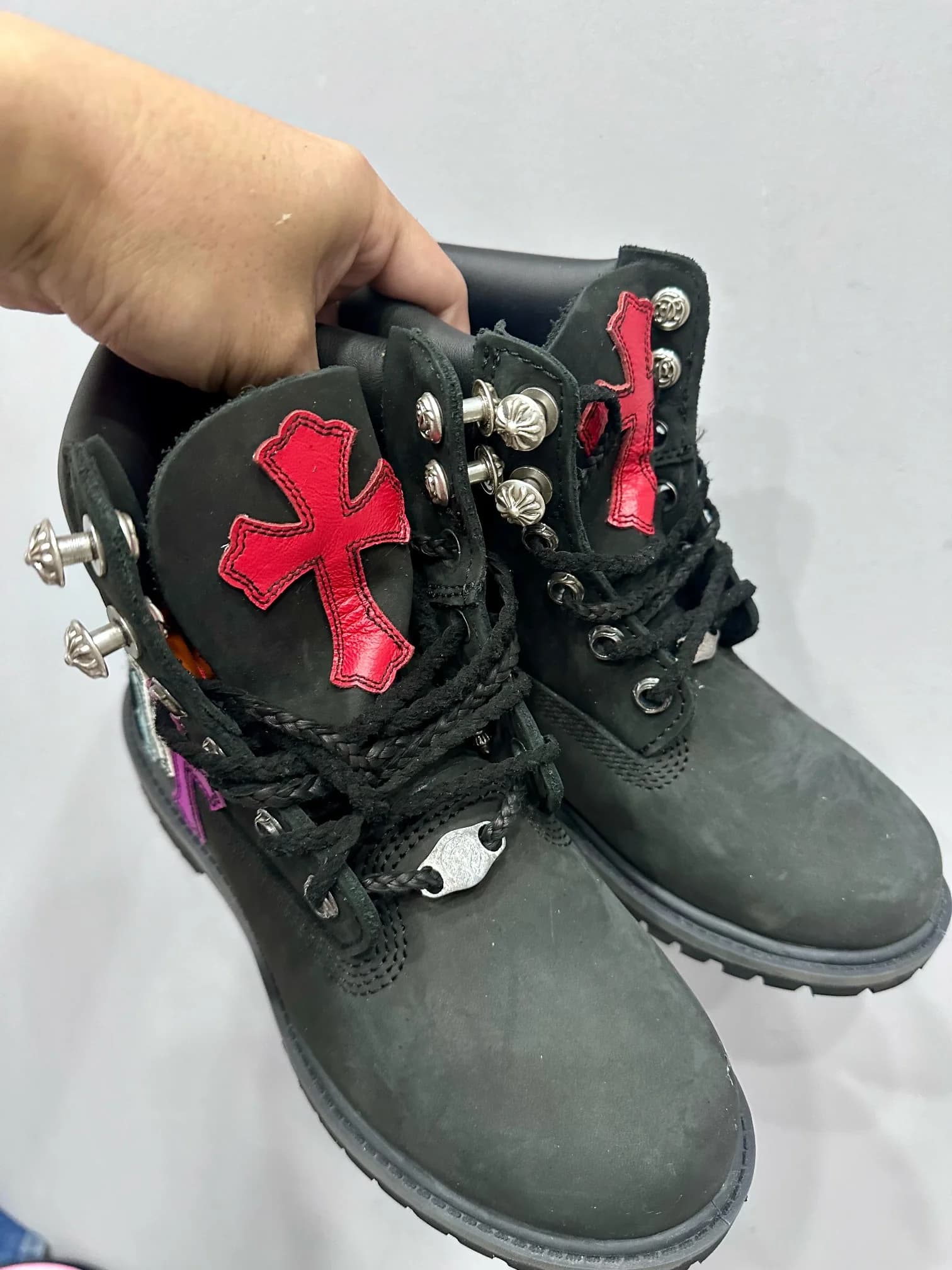 Черные ботинки Chrome Hearts x Timberland с разноцветными нашивками-крестами