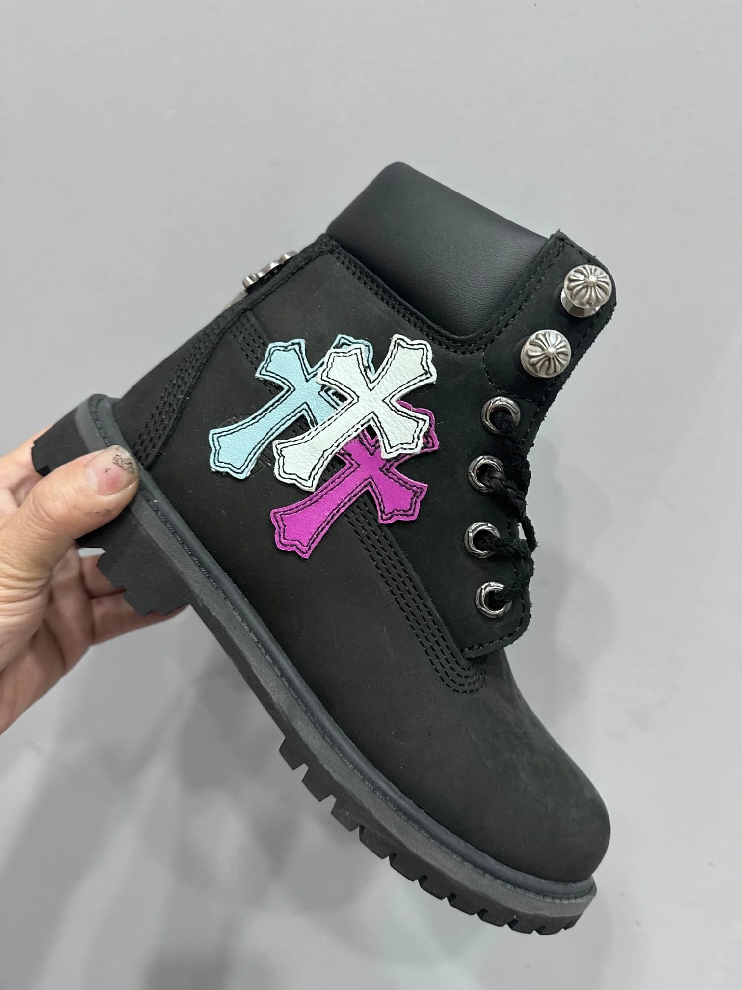 Боковая сторона ботинка Chrome Hearts x Timberland с голубым, белым и фиолетовым крестами