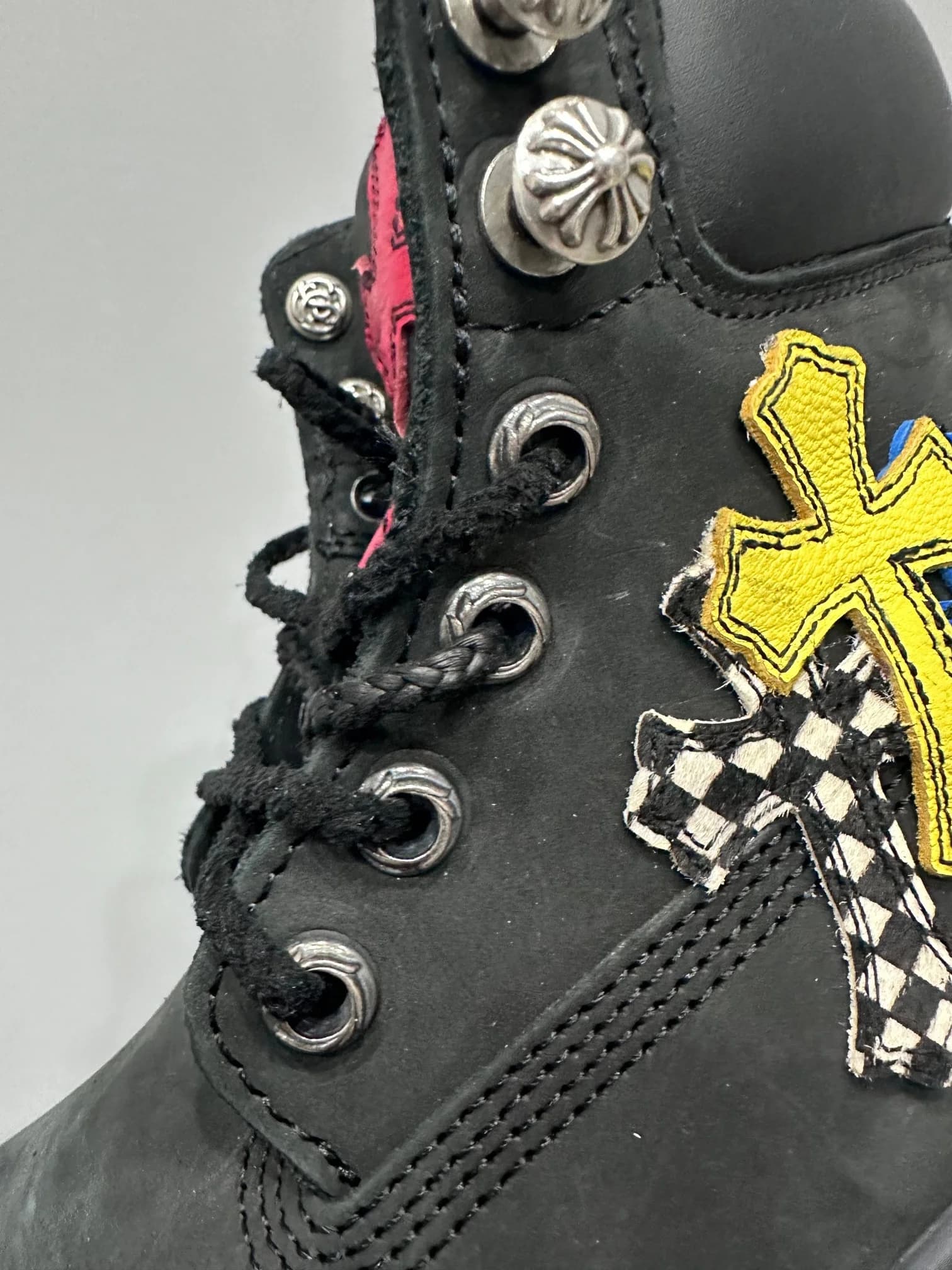 Детали шнуровки и металлические заклепки-кресты на ботинках Chrome Hearts x Timberland