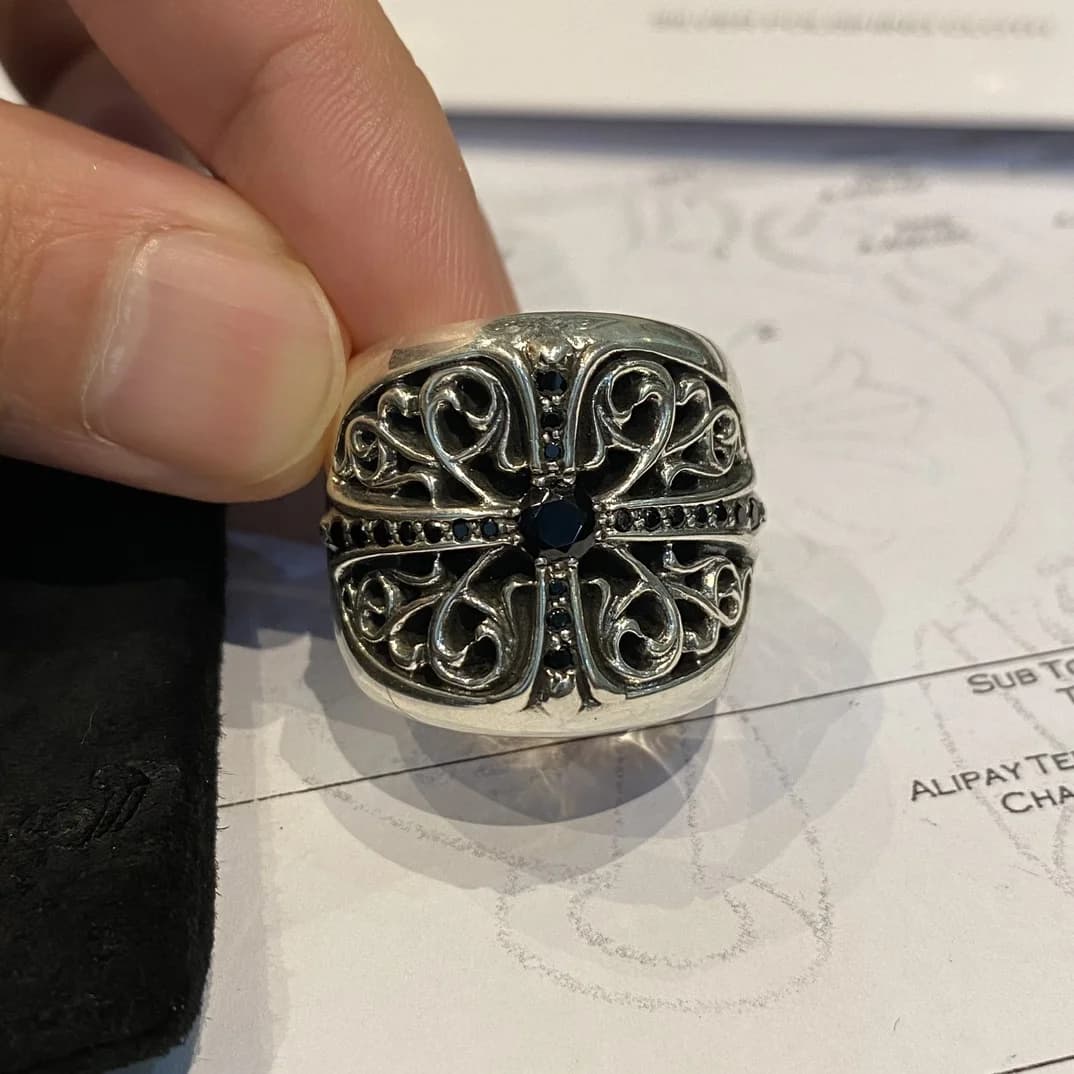 Лицевая сторона кольца Chrome Hearts Classic Oval Cross с инкрустацией