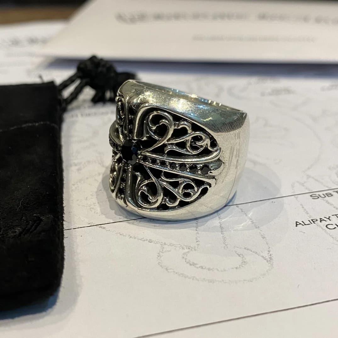 Вид сбоку на массивное кольцо Chrome Hearts Oval Cross