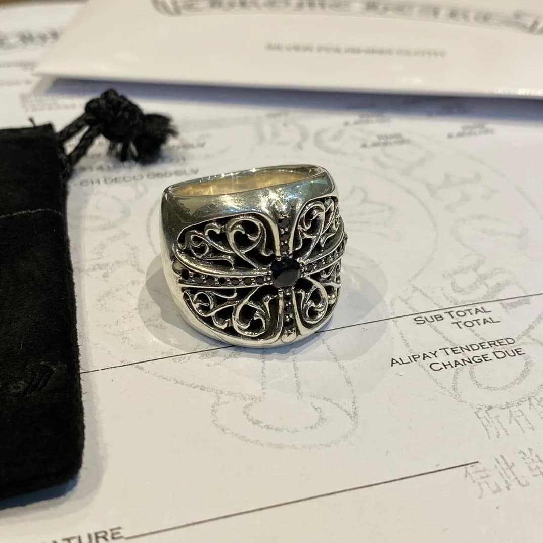 Общий вид кольца Chrome Hearts Oval Cross рядом с пыльником