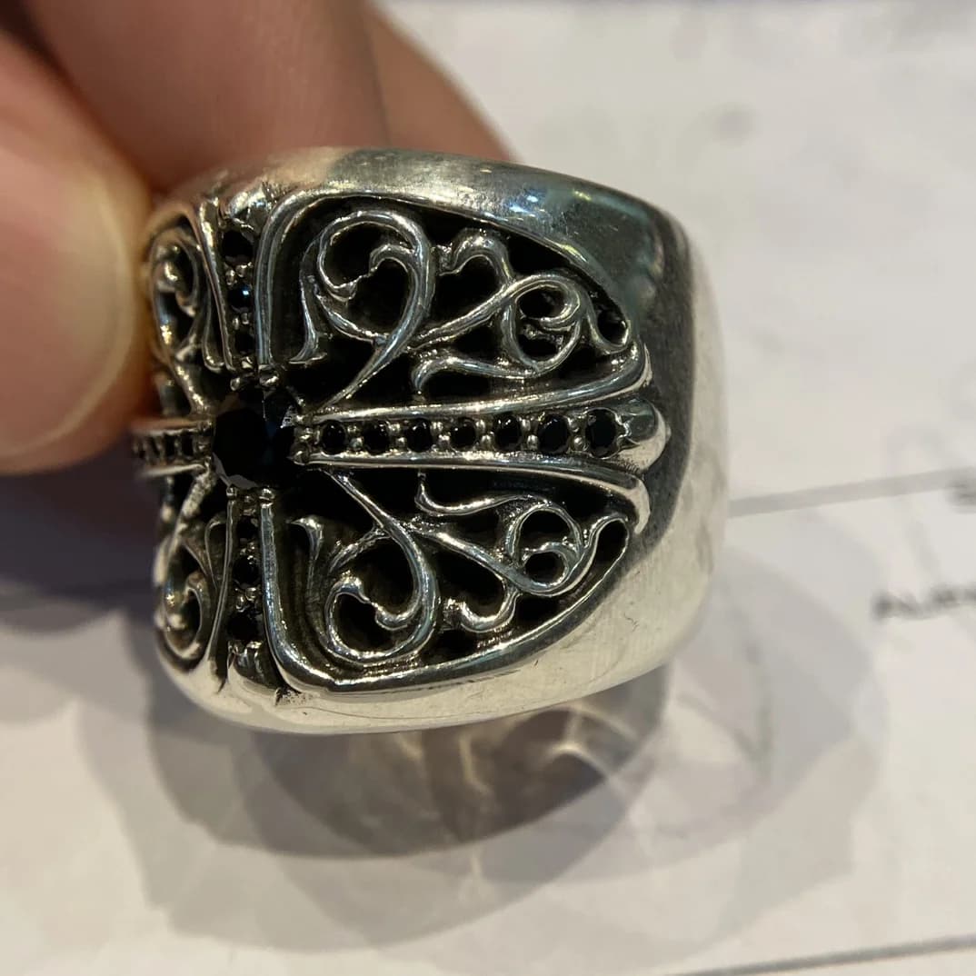 Крупный план готического орнамента и инкрустации камнями на кольце Chrome Hearts