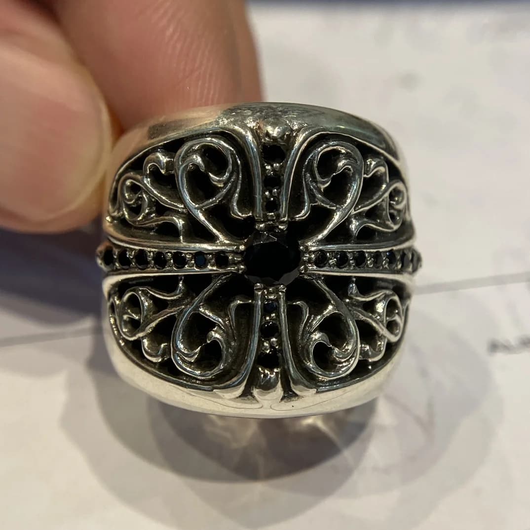 Фронтальный ракурс кольца Chrome Hearts Classic Oval Cross крупным планом
