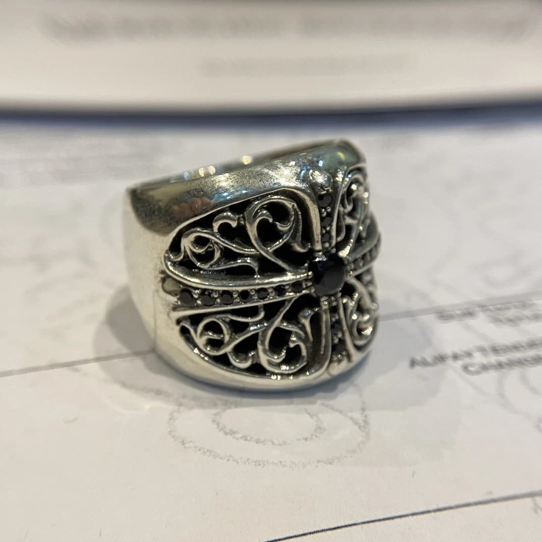 Серебряное кольцо с оксидированием Chrome Hearts Oval Cross под углом