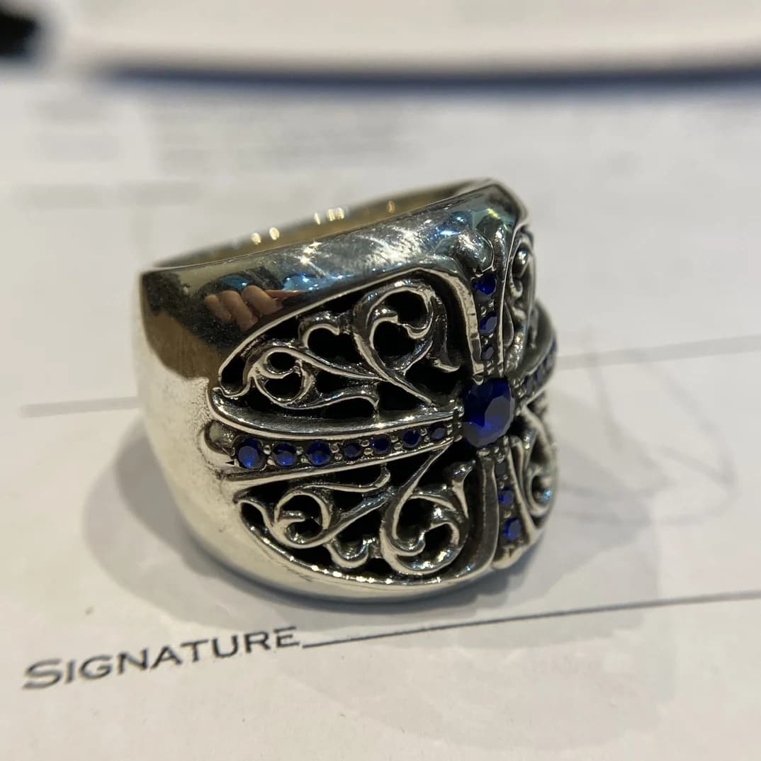 Детали инкрустации и текстуры серебра кольца Chrome Hearts Oval Cross