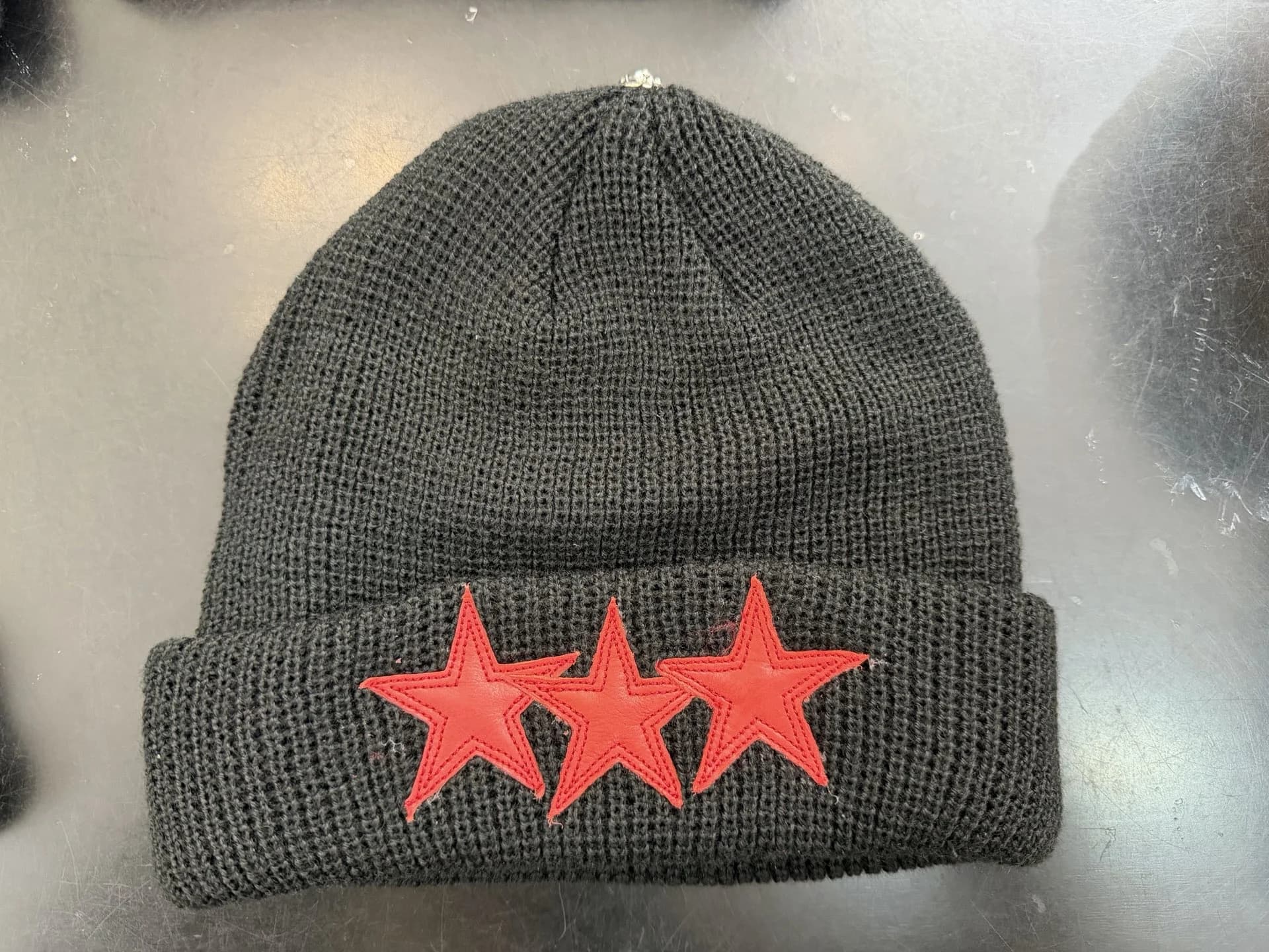 Черная кашемировая шапка Chrome Hearts с красными кожаными звездами