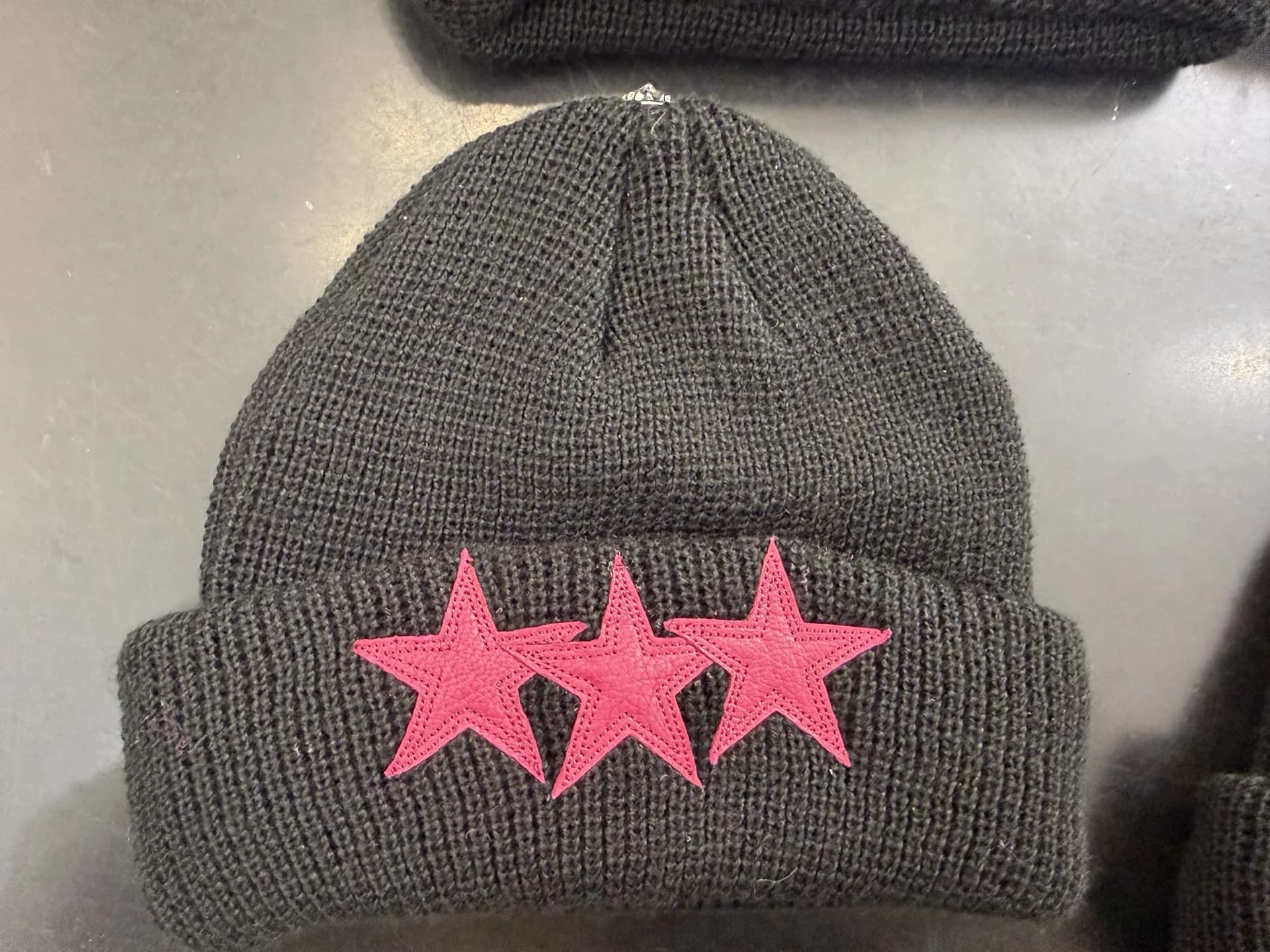 Черная кашемировая шапка Chrome Hearts с розовыми кожаными звездами