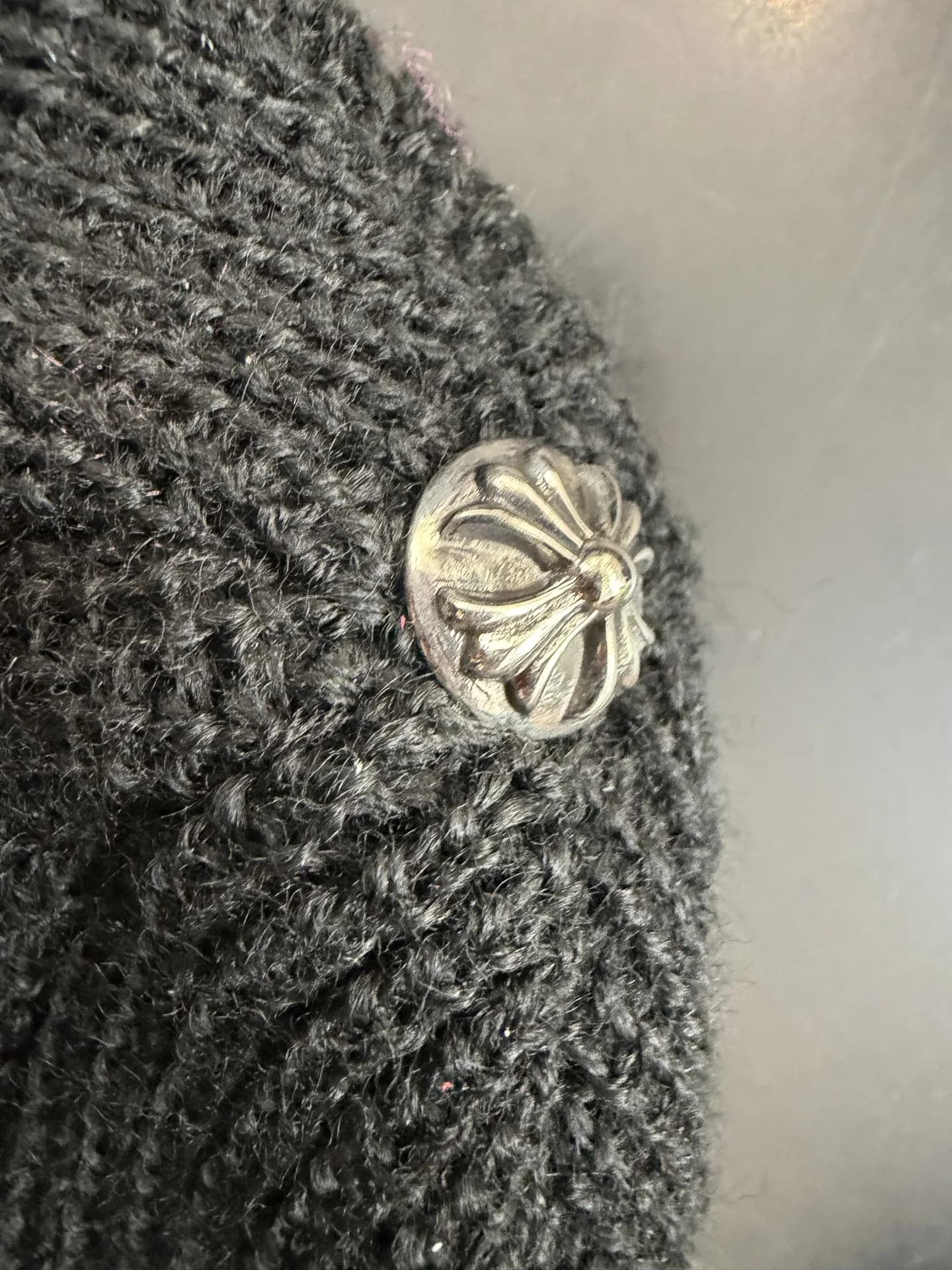 Серебряная деталь в виде креста на макушке шапки Chrome Hearts