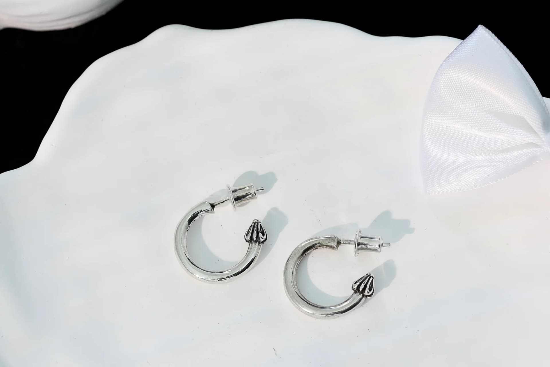 Пара серег Chrome Hearts из серебра 925 пробы крупным планом