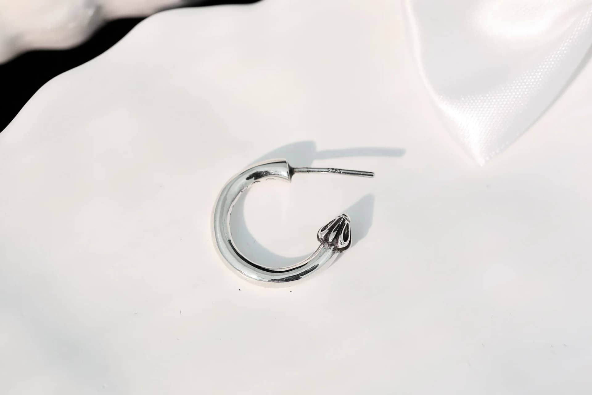 Одиночная серьга-полукольцо Chrome Hearts с прямым штифтом