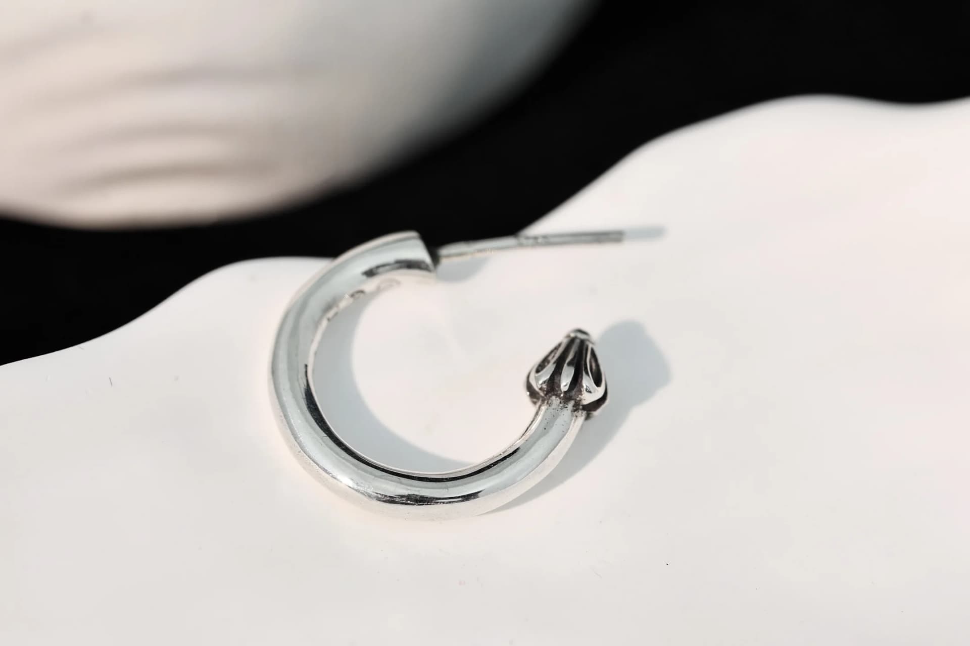 Серьга Chrome Hearts из серебра с рельефным наконечником