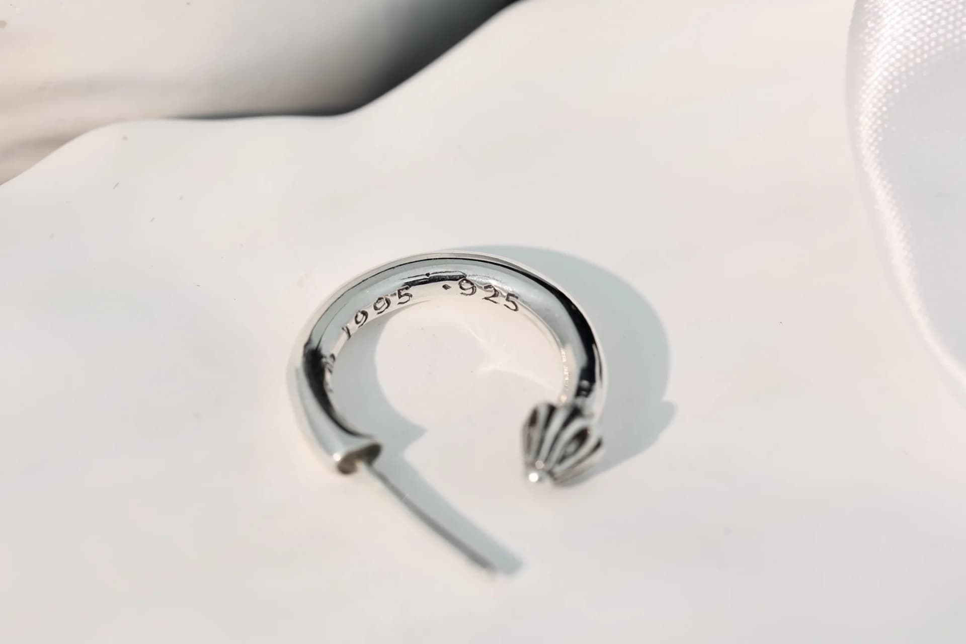 Внутренняя сторона серьги Chrome Hearts с гравировкой года и пробы 925