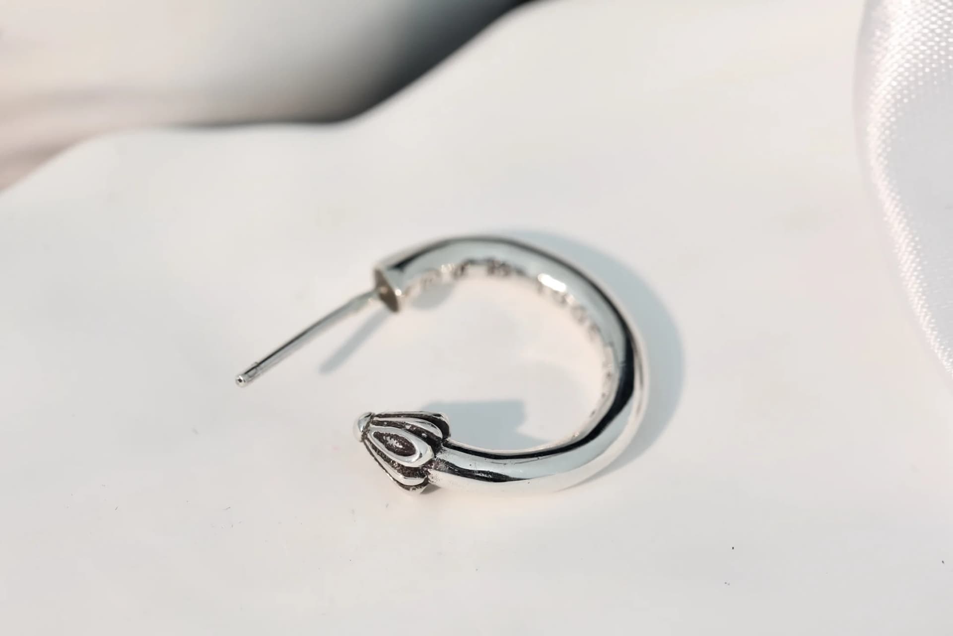 Фактурный наконечник и штифт серебряной серьги Chrome Hearts