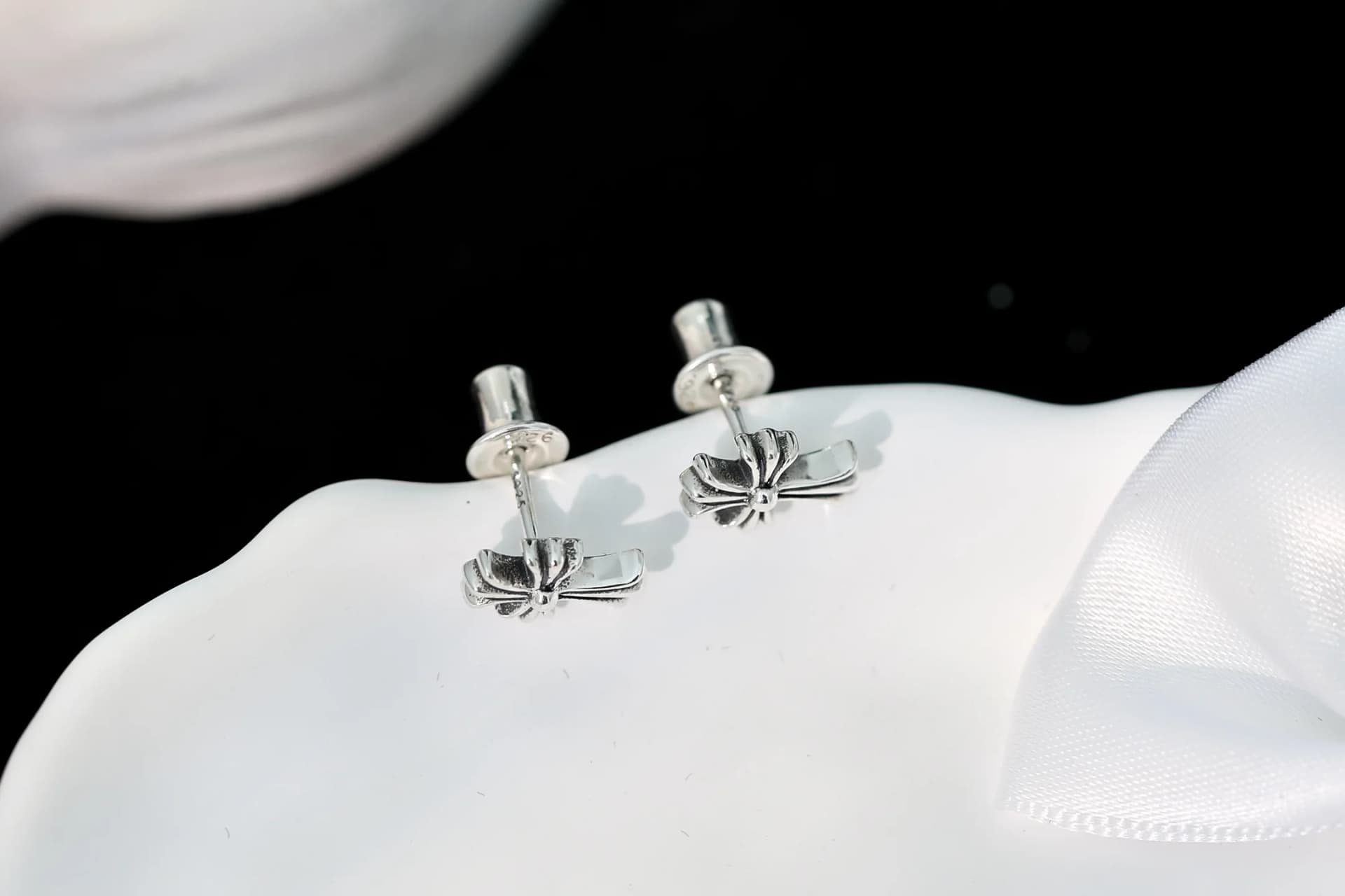 Серьги-гвоздики Chrome Hearts Cross из серебра 925 пробы с застежками