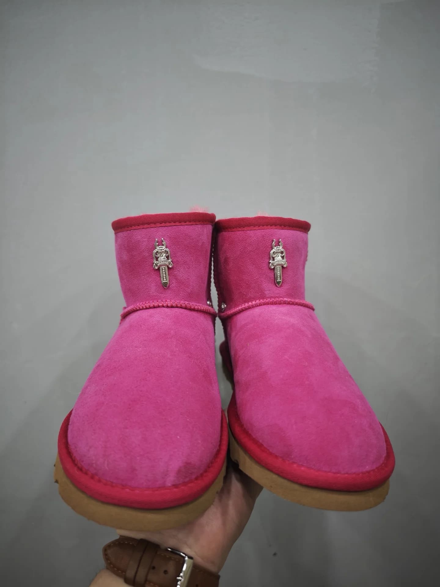 Розовые замшевые сапоги-угги Chrome Hearts x UGG, вид спереди