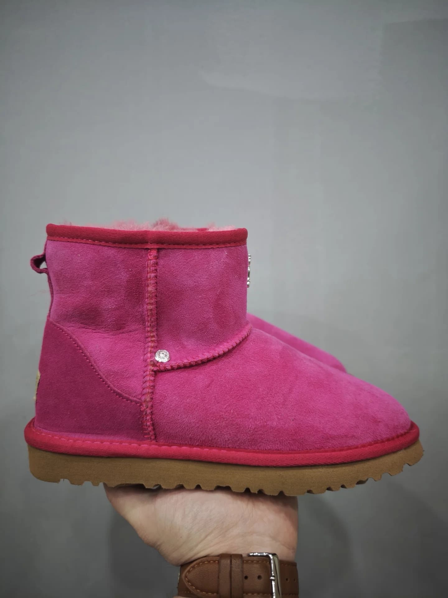 Розовые замшевые сапоги-угги Chrome Hearts x UGG, вид сбоку
