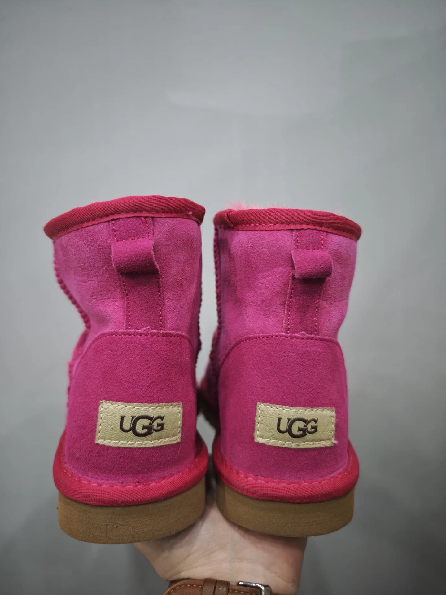 Розовые замшевые сапоги-угги Chrome Hearts x UGG, вид сзади с логотипом UGG