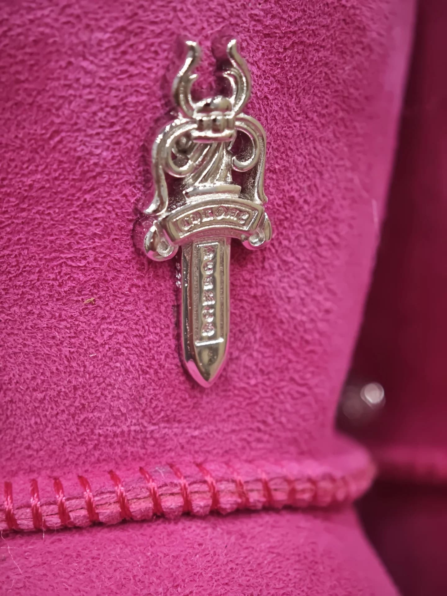 Крупный план серебряного декоративного элемента Chrome Hearts
