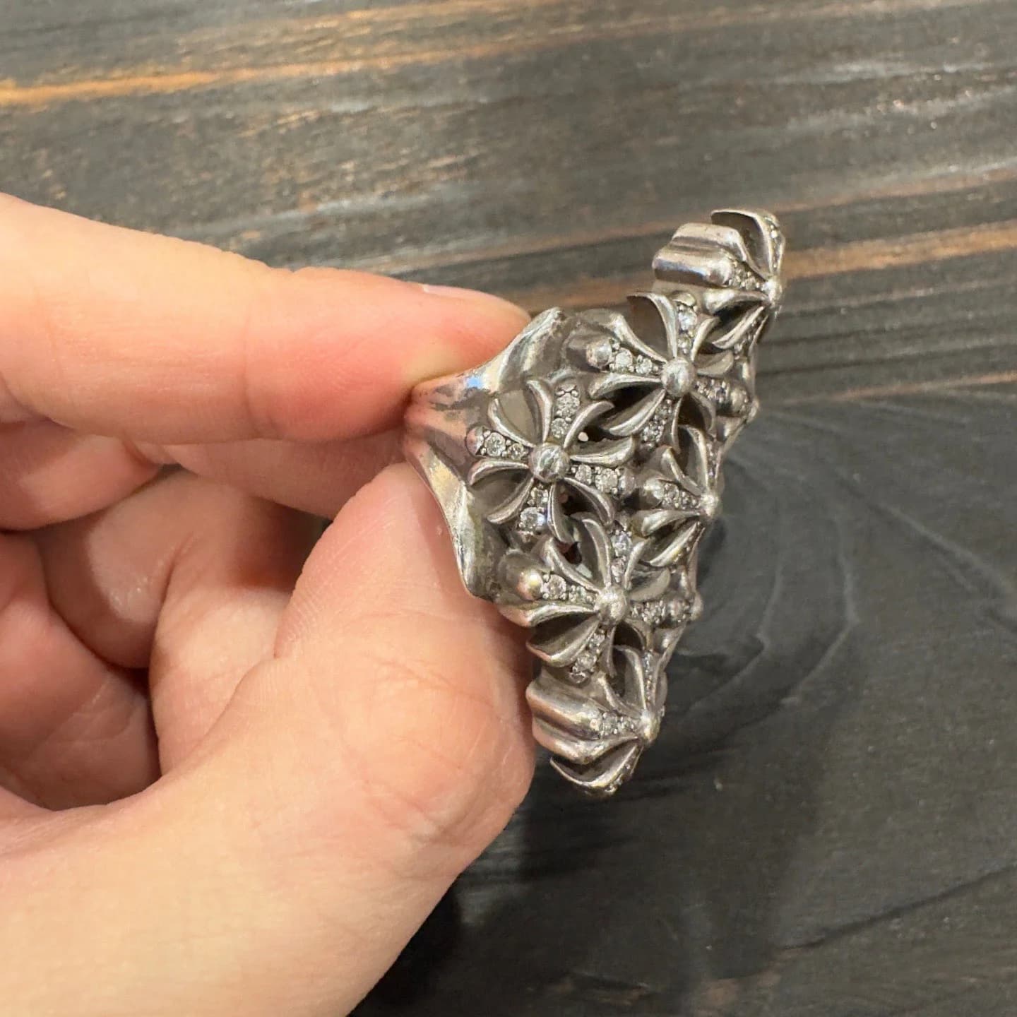 Серебряное кольцо с крестами и камнями Chrome Hearts, ракурс сбоку