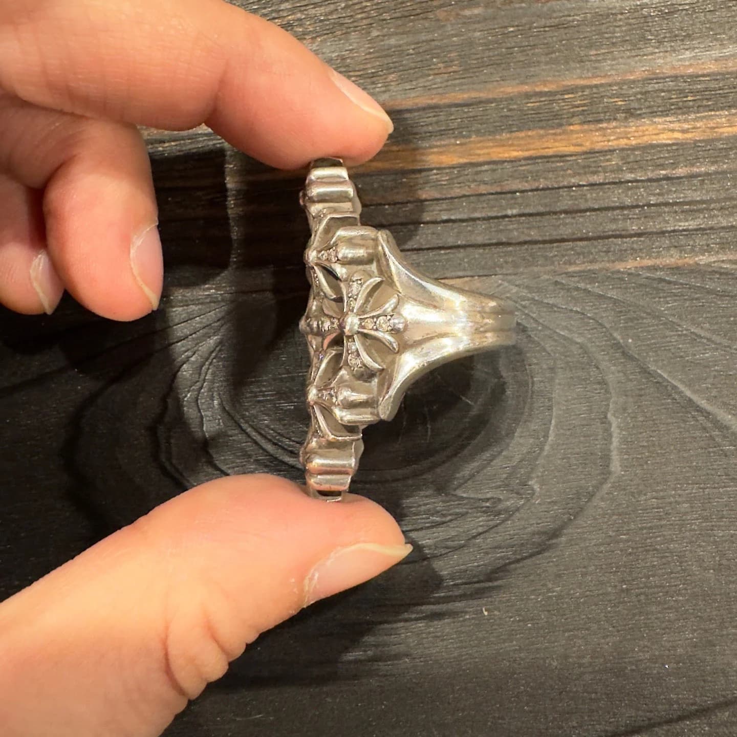 Боковой профиль серебряного кольца Chrome Hearts с бриллиантами