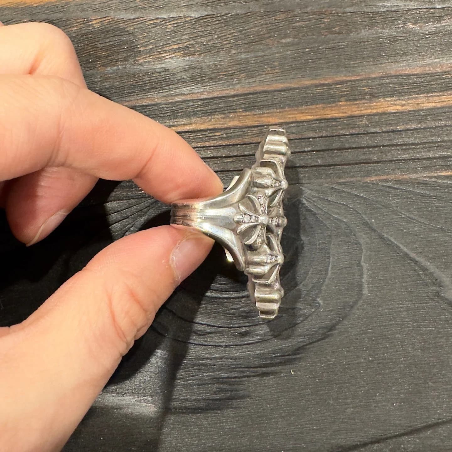 Кольцо Chrome Hearts из серебра 925 пробы, вид на шинку сбоку