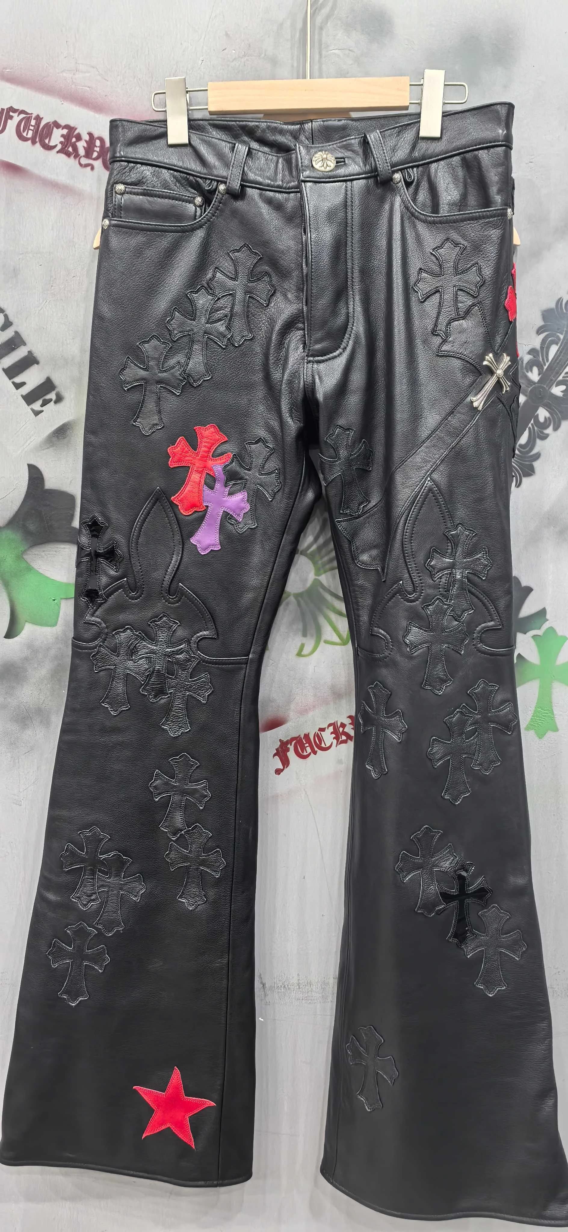 Черные кожаные брюки Chrome Hearts с нашивками-крестами, вид спереди