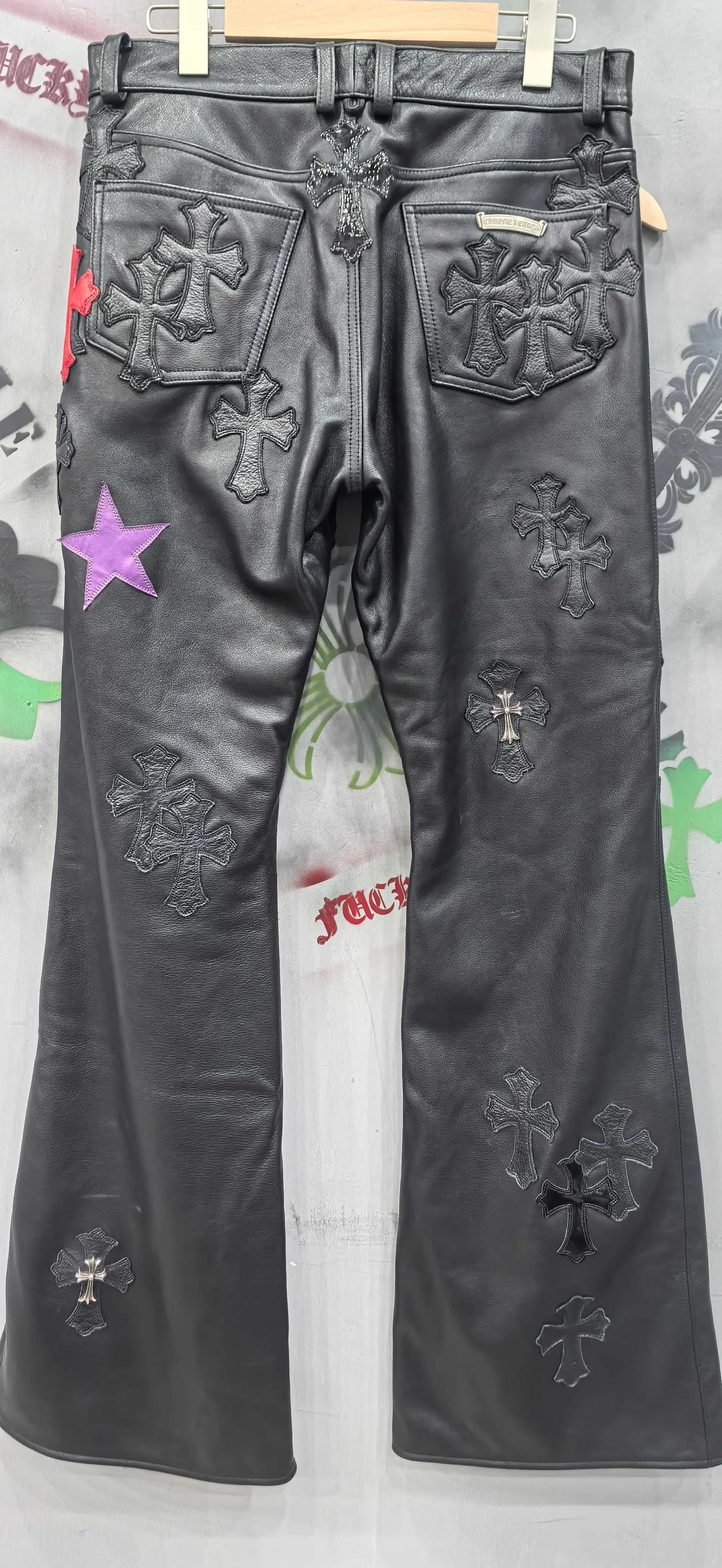 Черные кожаные брюки Chrome Hearts с нашивками-крестами, вид сзади