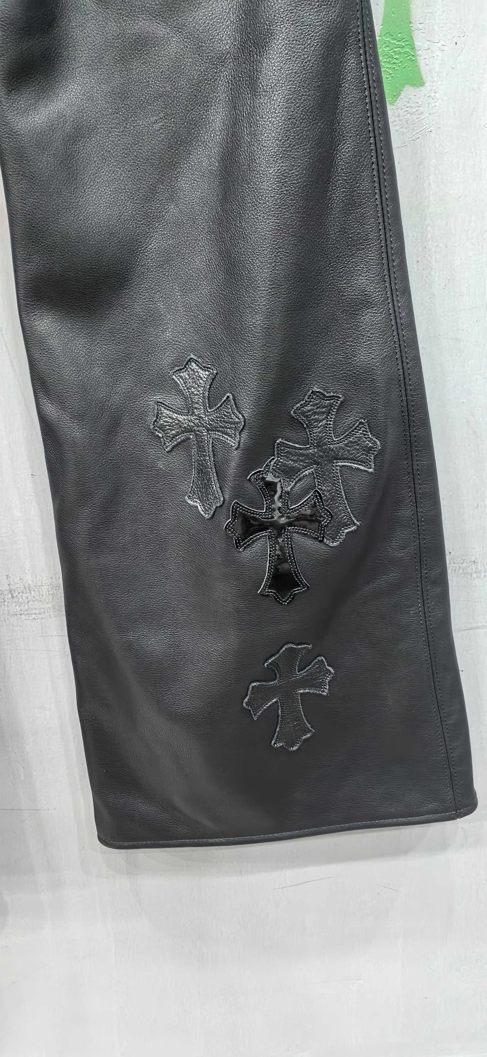 Нашивки в виде крестов на штанине брюк Chrome Hearts