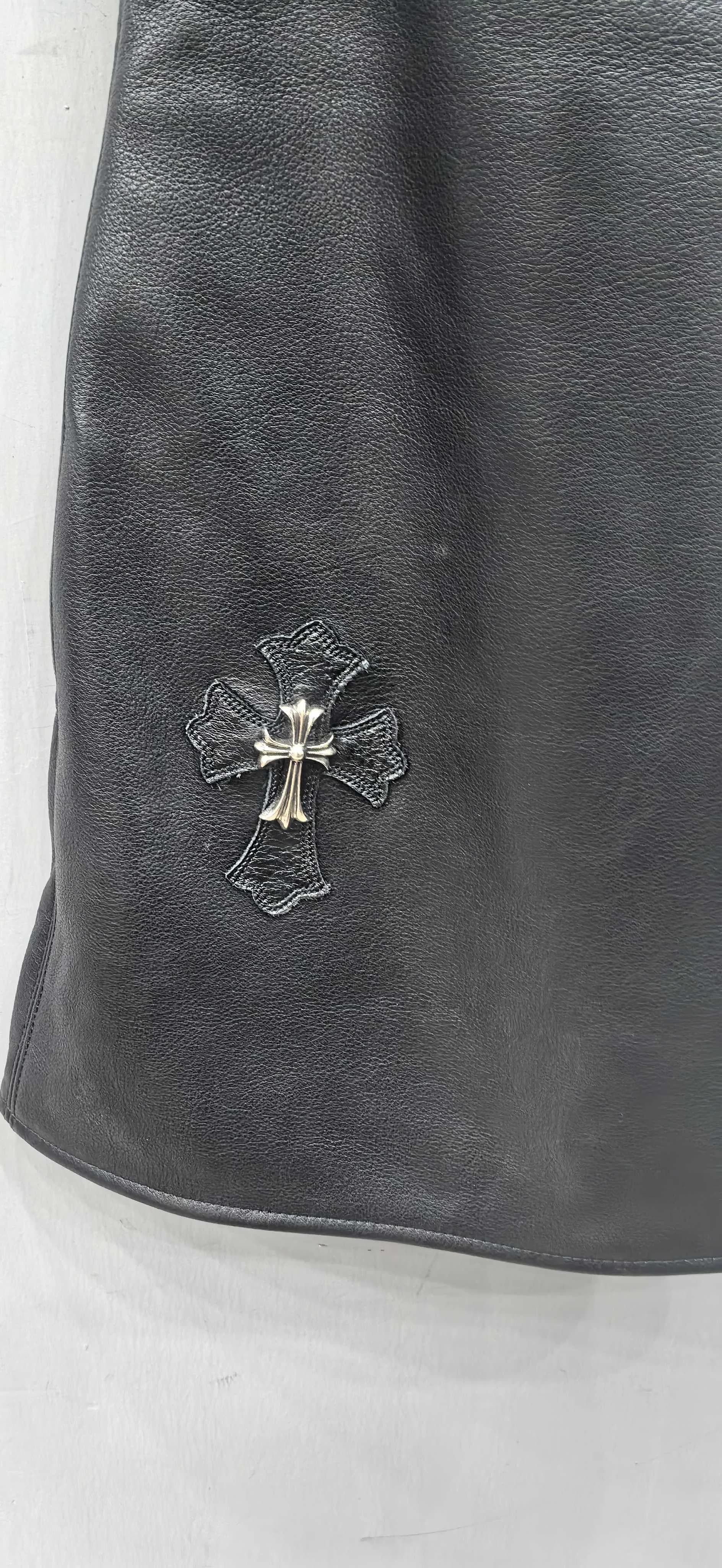 Серебряная деталь в виде креста на кожаных брюках Chrome Hearts