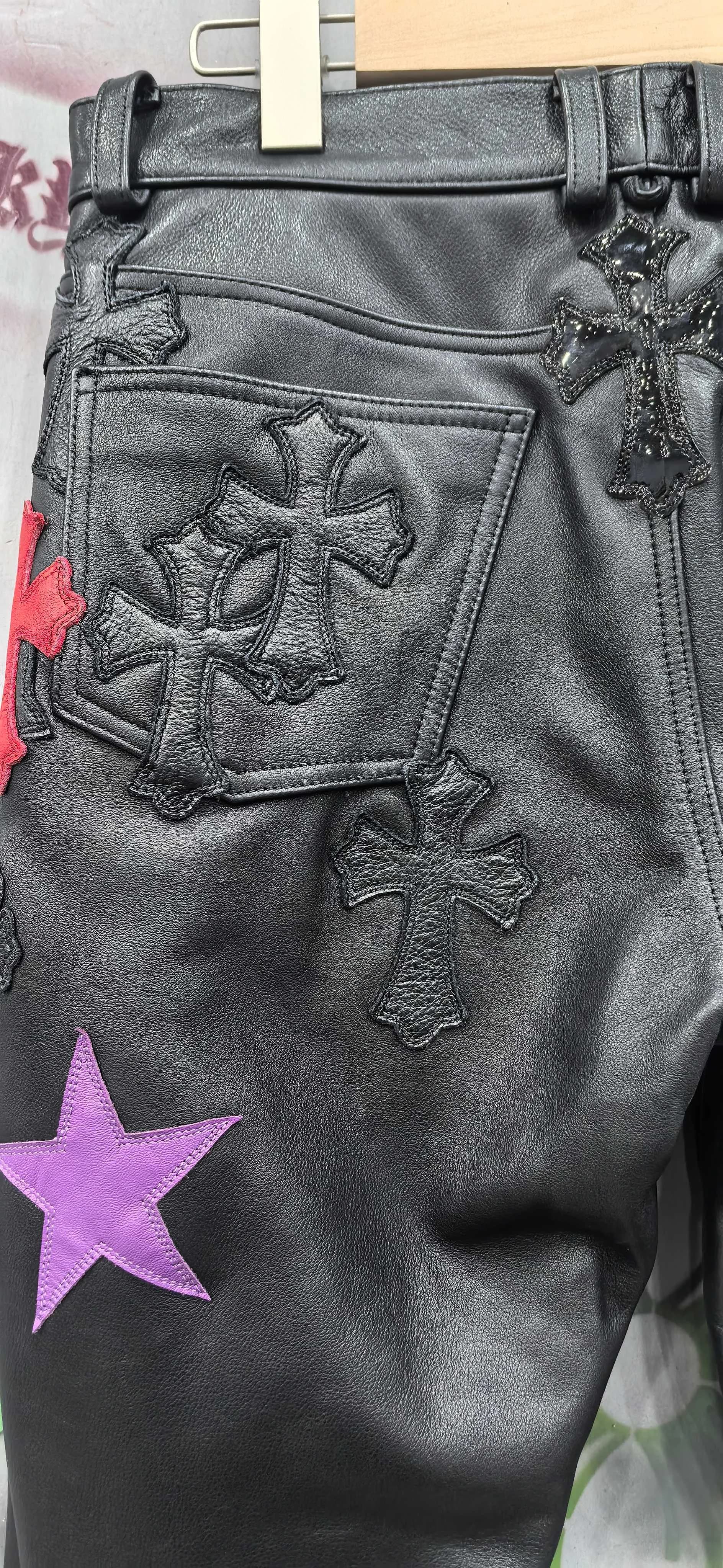 Задний карман кожаных брюк Chrome Hearts с нашивками