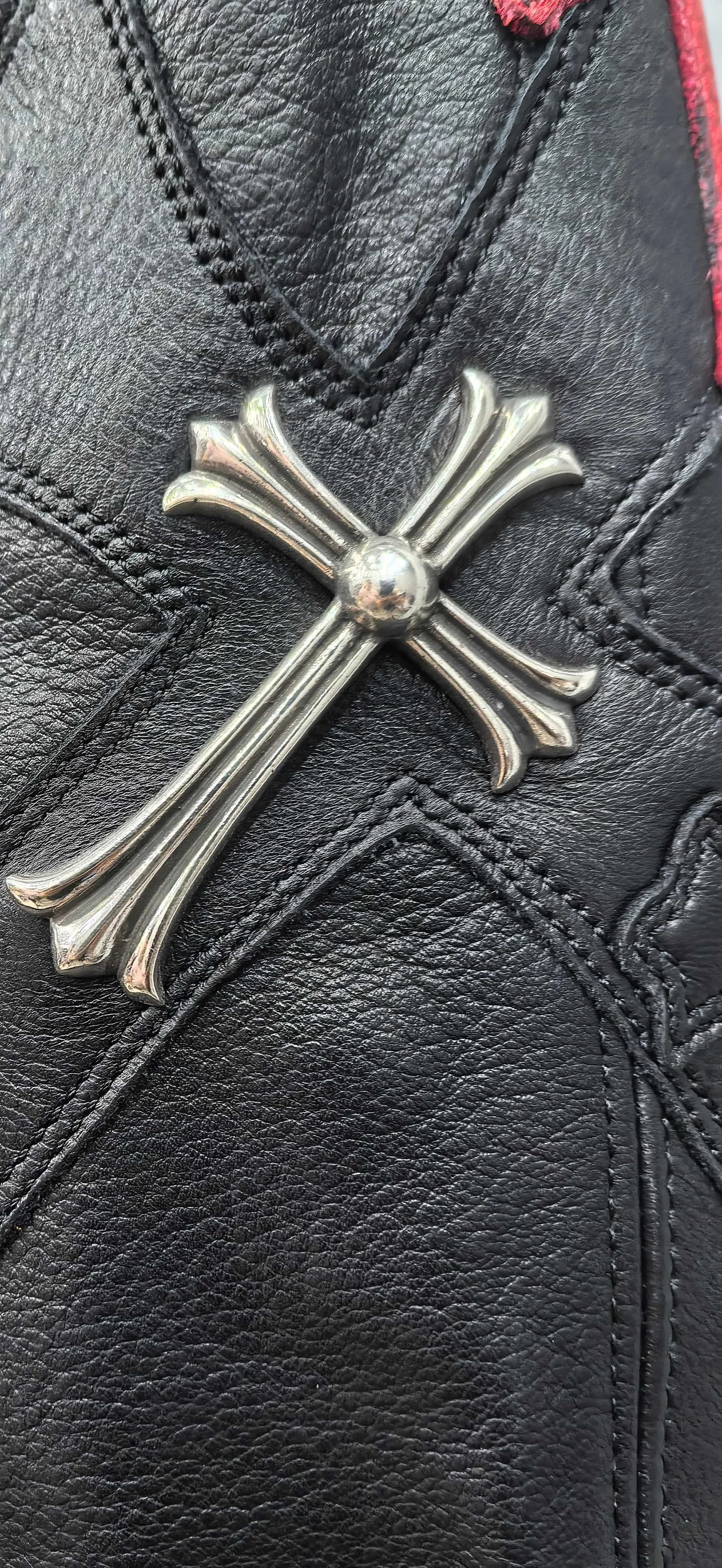 Серебряная фурнитура в виде креста Chrome Hearts крупным планом