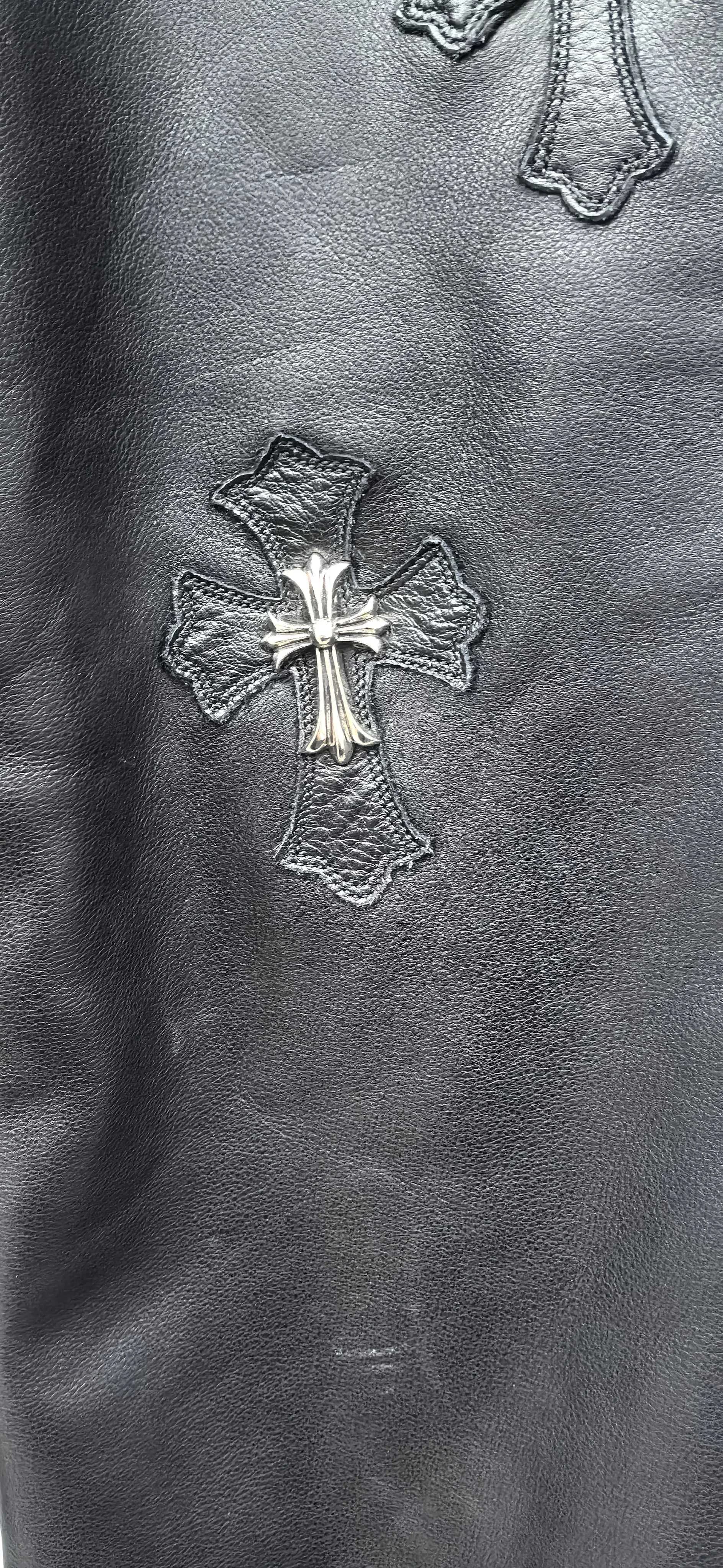 Серебряный элемент в виде креста на кожаной нашивке Chrome Hearts