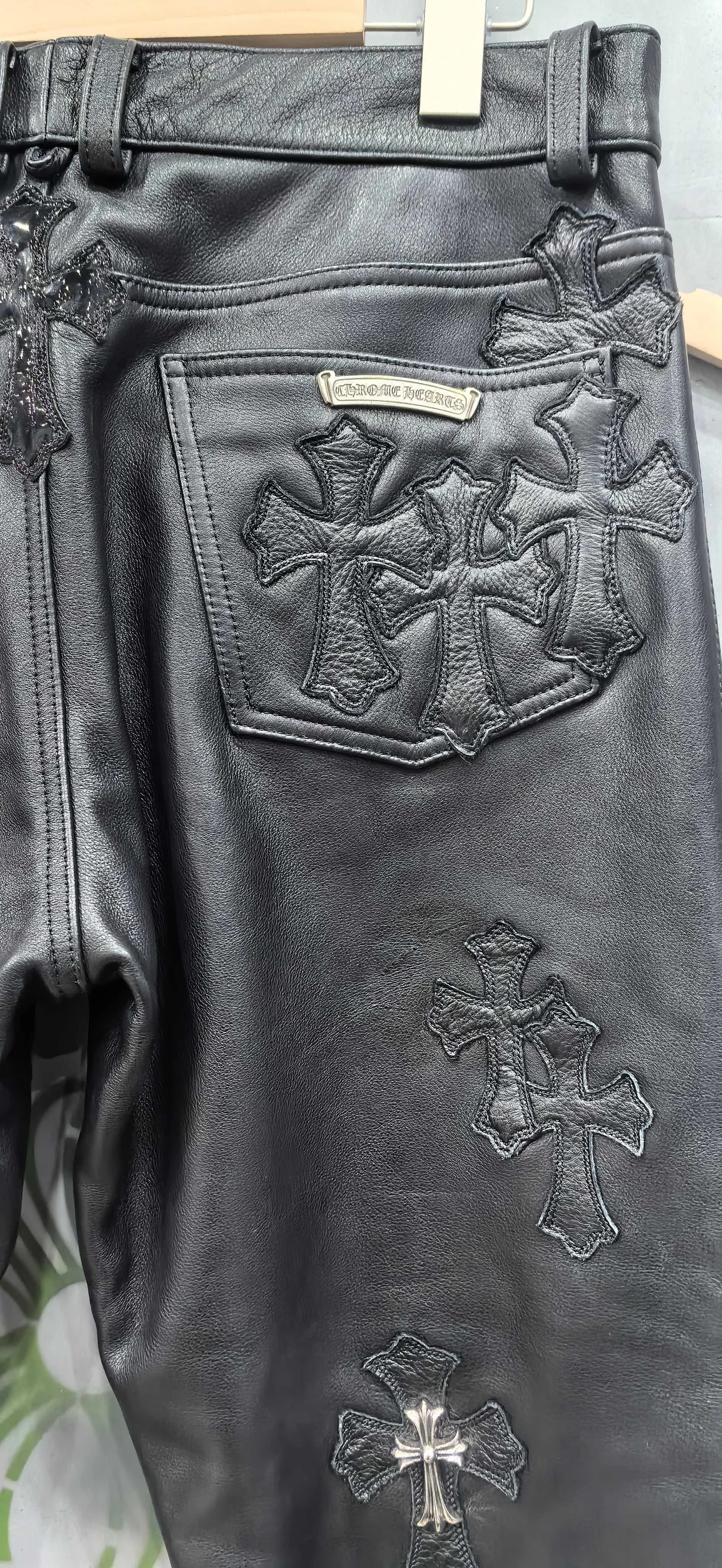 Задний карман и нашивки на брюках Chrome Hearts