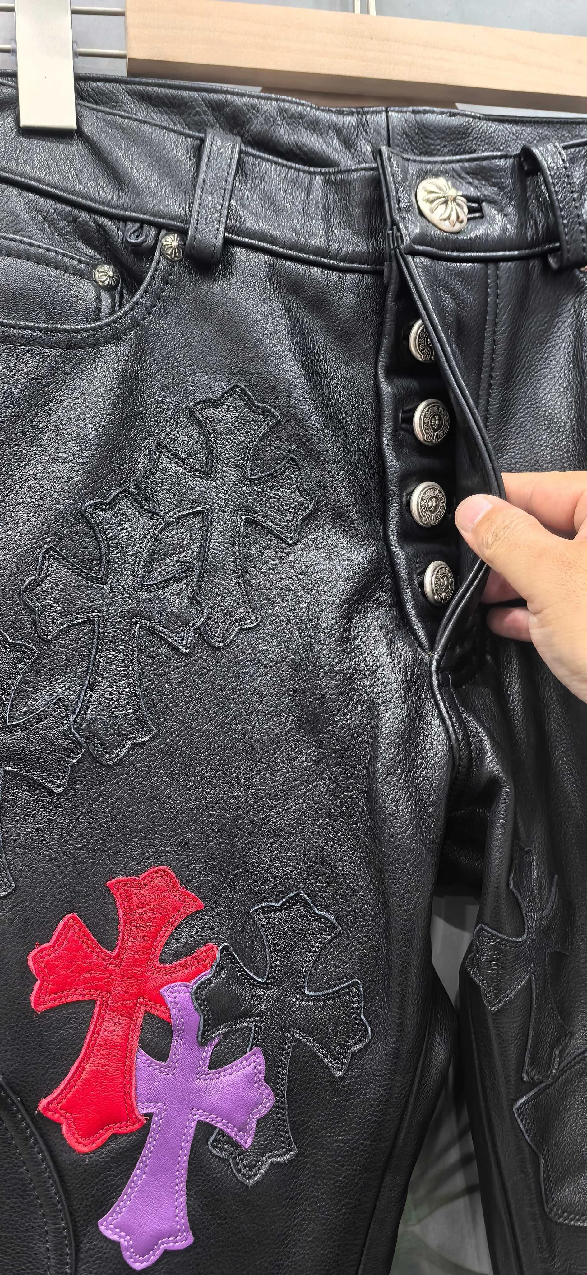 Деталь застежки на болты кожаных брюк Chrome Hearts