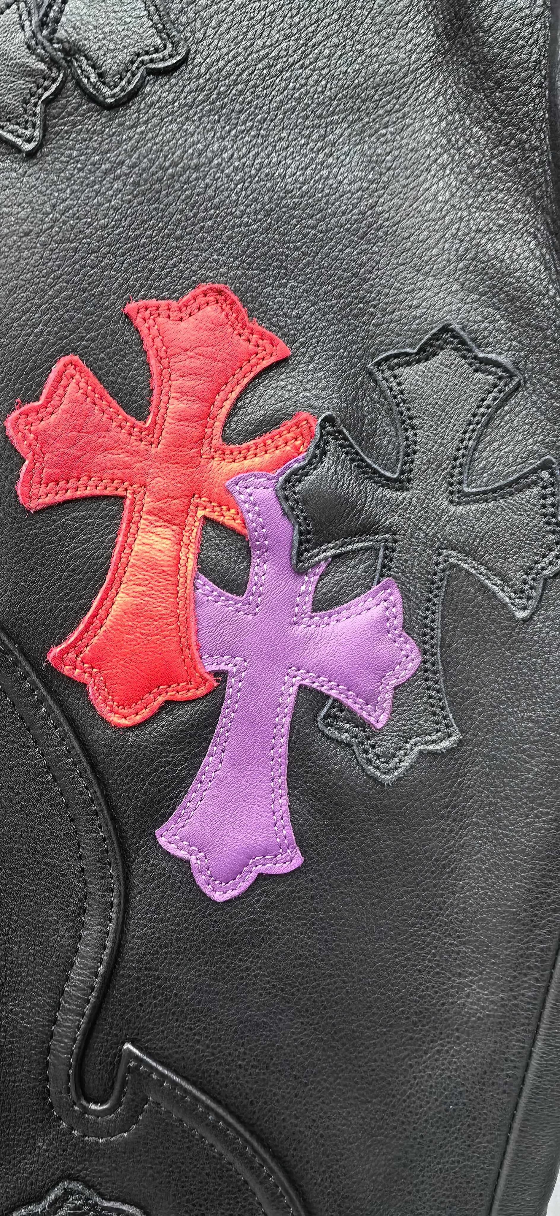 Разноцветные нашивки в виде крестов на кожаных брюках Chrome Hearts