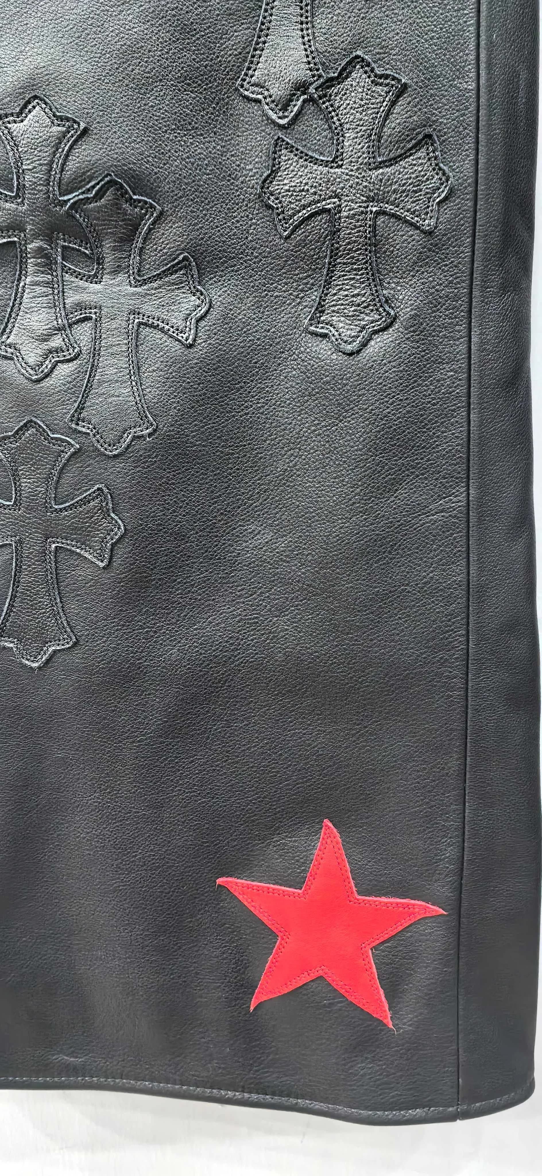 Красная нашивка-звезда на нижней части брюк Chrome Hearts