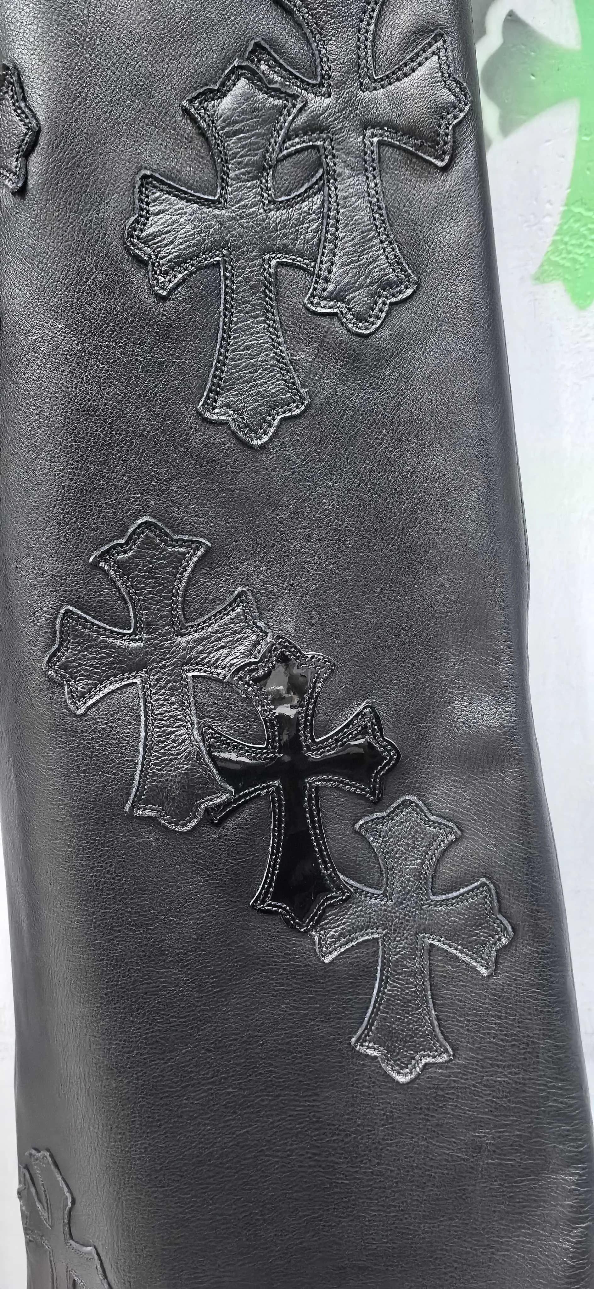 Декоративные нашивки на штанине кожаных брюк Chrome Hearts
