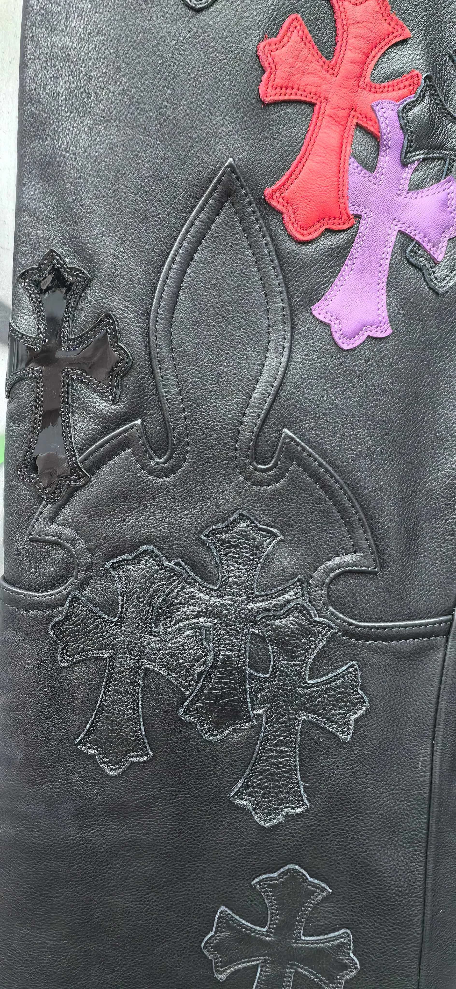 Детали кроя и нашивки на кожаных брюках Chrome Hearts