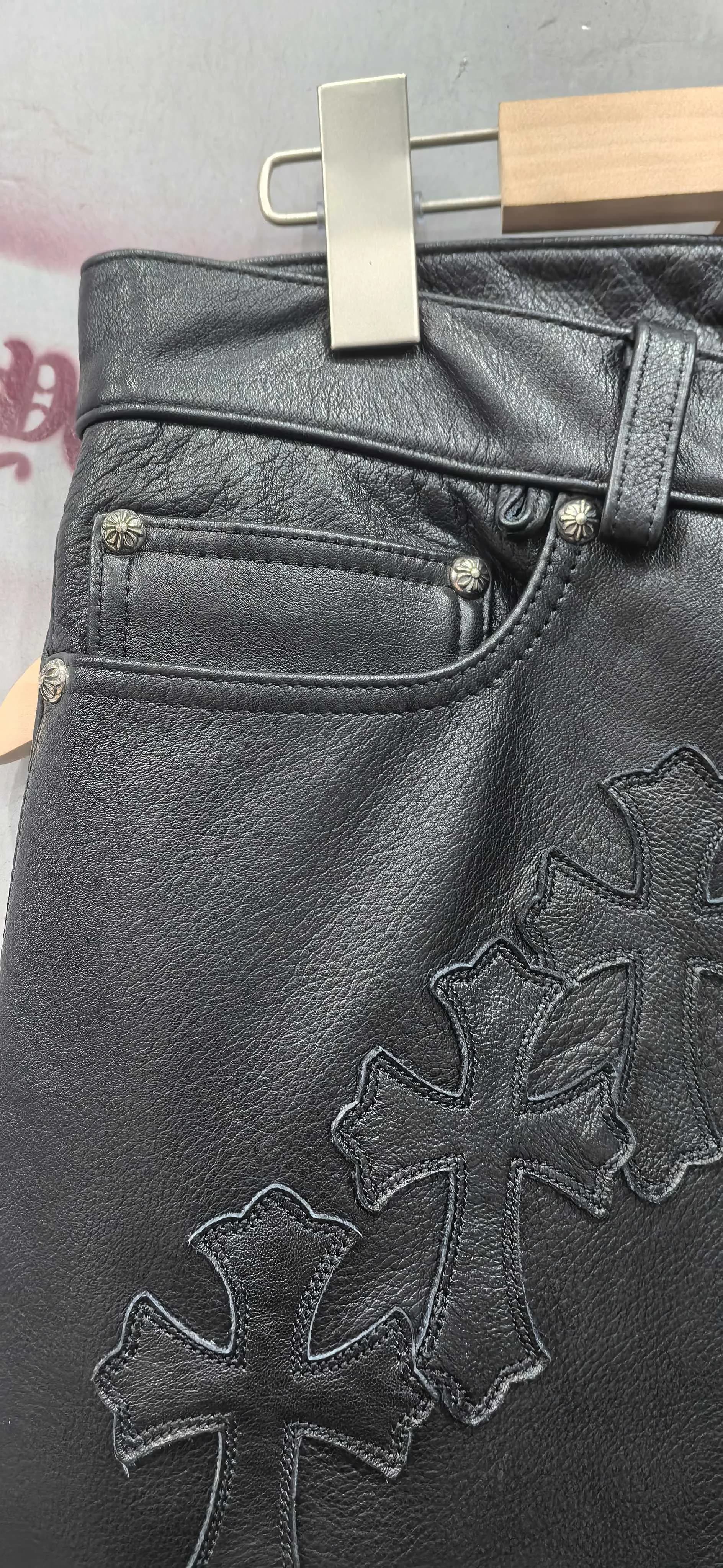 Передний карман кожаных брюк Chrome Hearts с заклепками