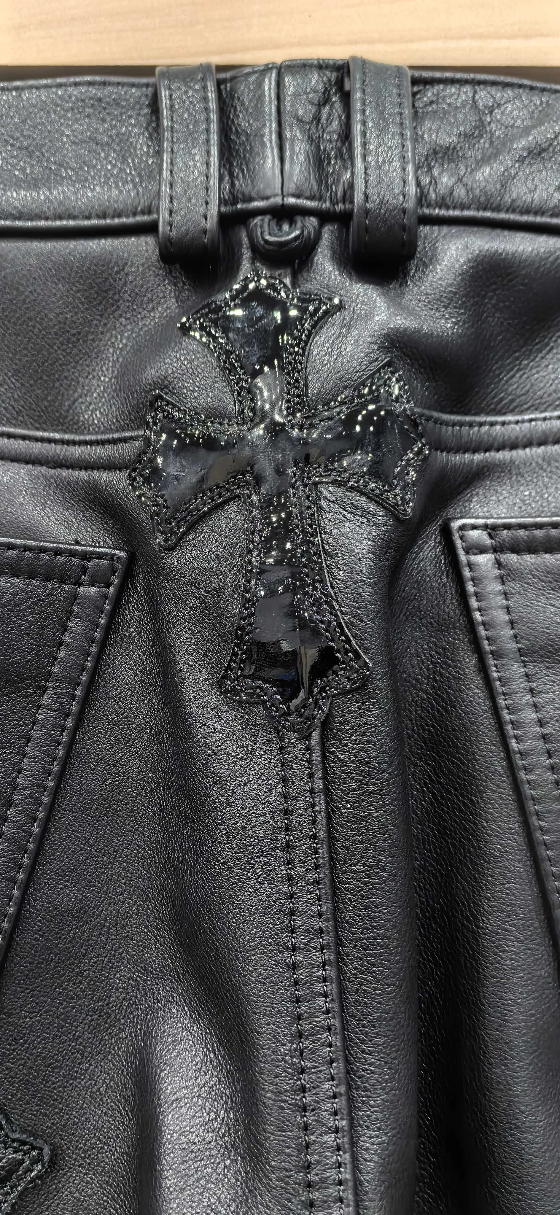 Задняя часть кожаных брюк Chrome Hearts с нашивкой-крестом