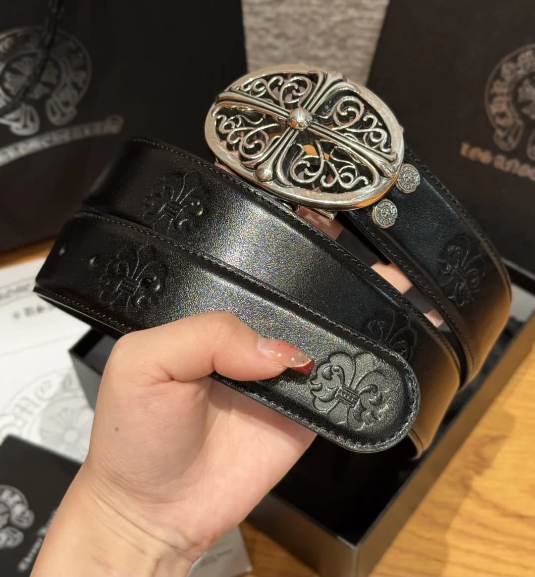 Кожаное полотно ремня Chrome Hearts с тиснением и овальная металлическая пряжка