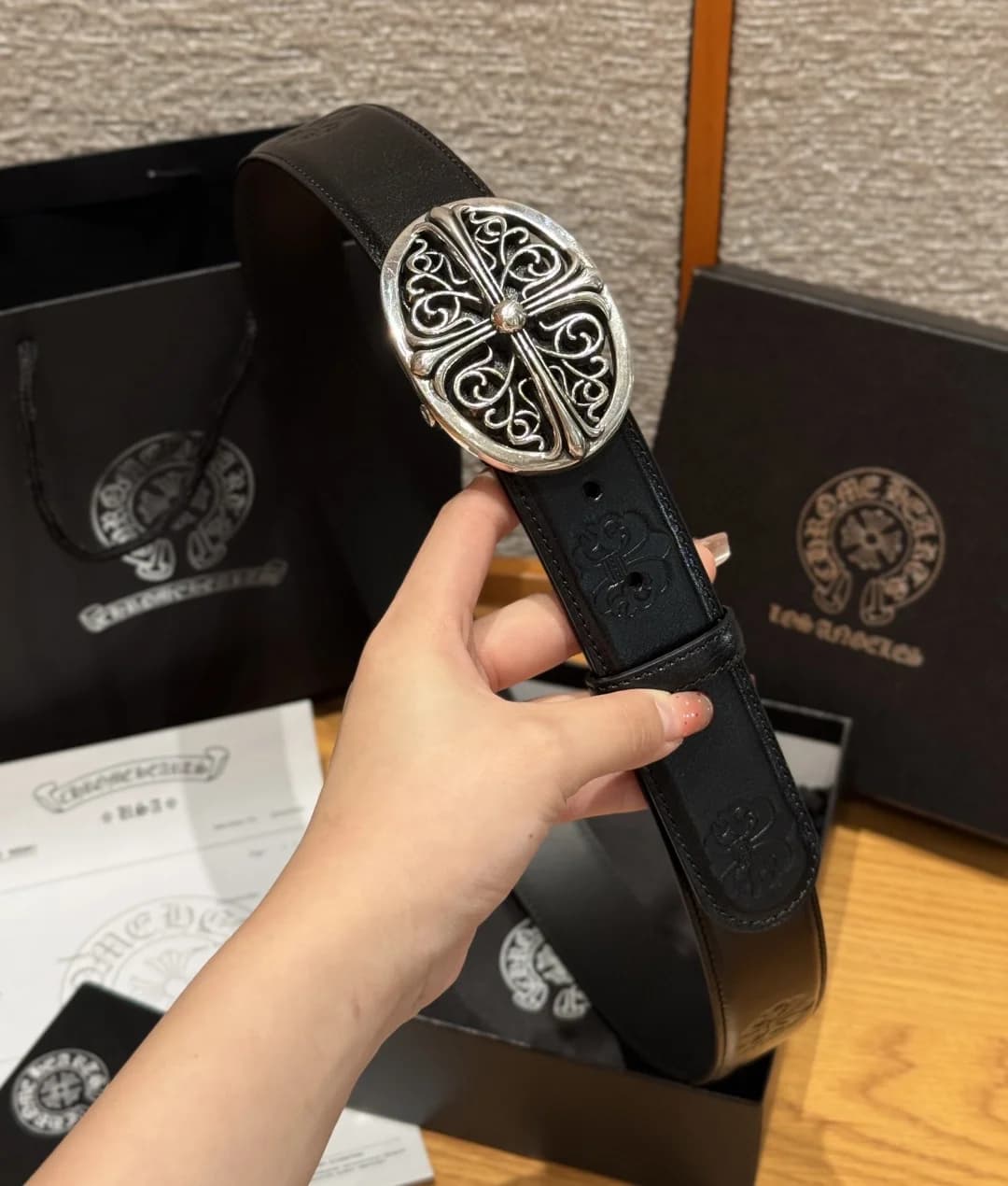 Ремень Chrome Hearts из черной кожи с овальной пряжкой в руке