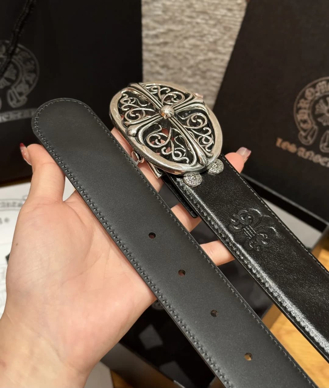 Лицевая и внутренняя сторона кожаного ремня Chrome Hearts
