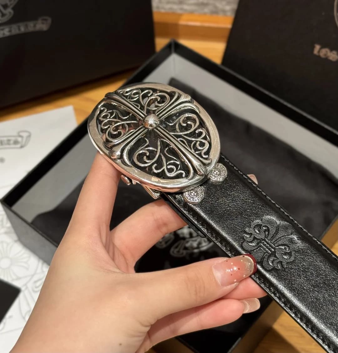 Пряжка с крестом и тисненый узор на полотне ремня Chrome Hearts