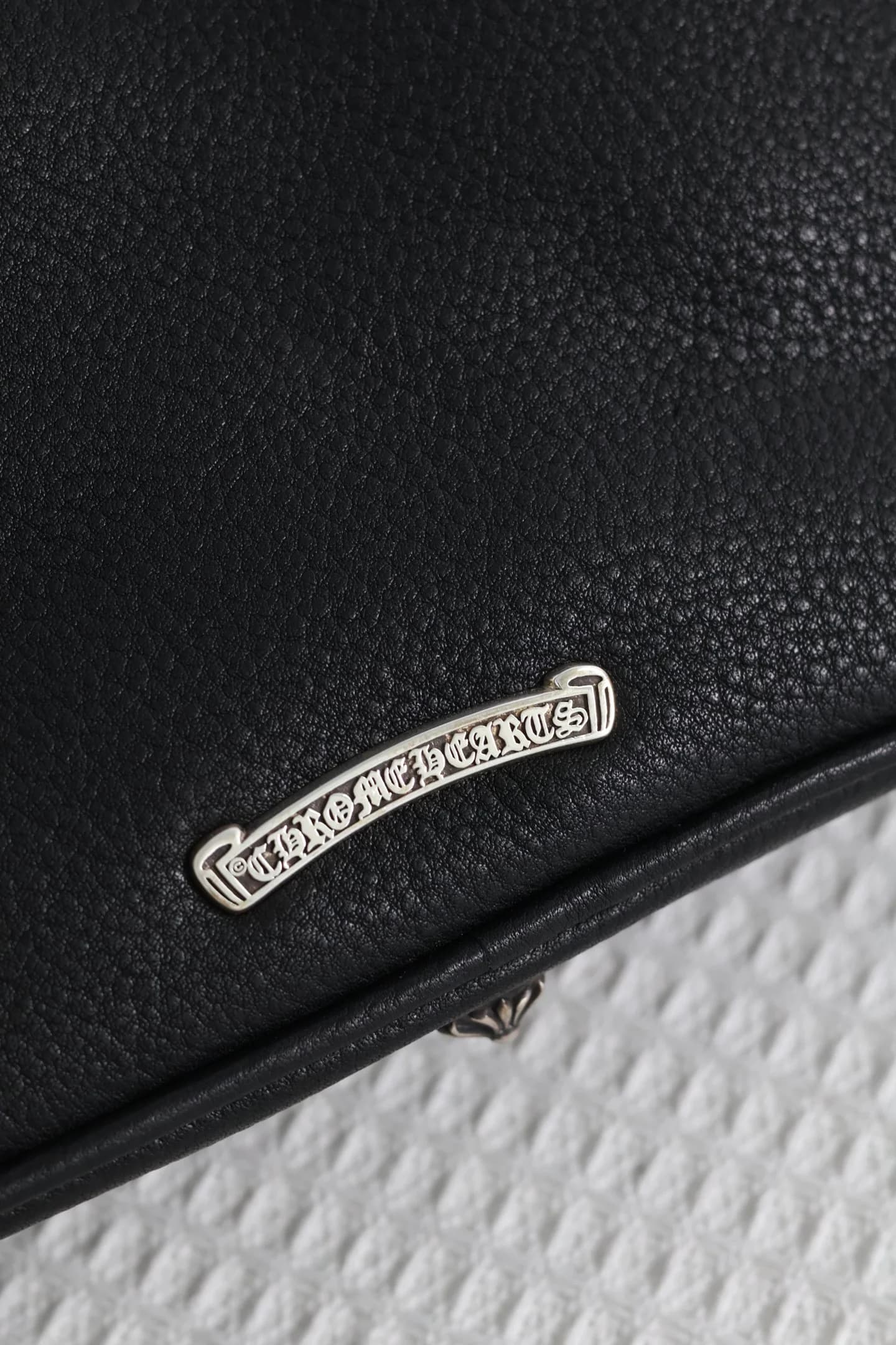 Серебряная фигурная плашка с логотипом Chrome Hearts на кожаном корпусе