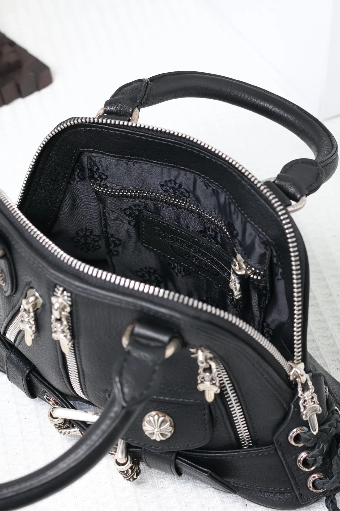 Внутреннее отделение сумки Chrome Hearts с жаккардовой подкладкой и карманом