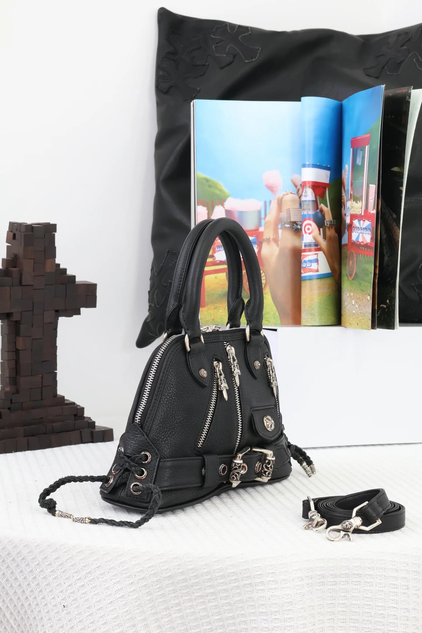 Вид сбоку черной кожаной сумки Chrome Hearts со съемным ремнем
